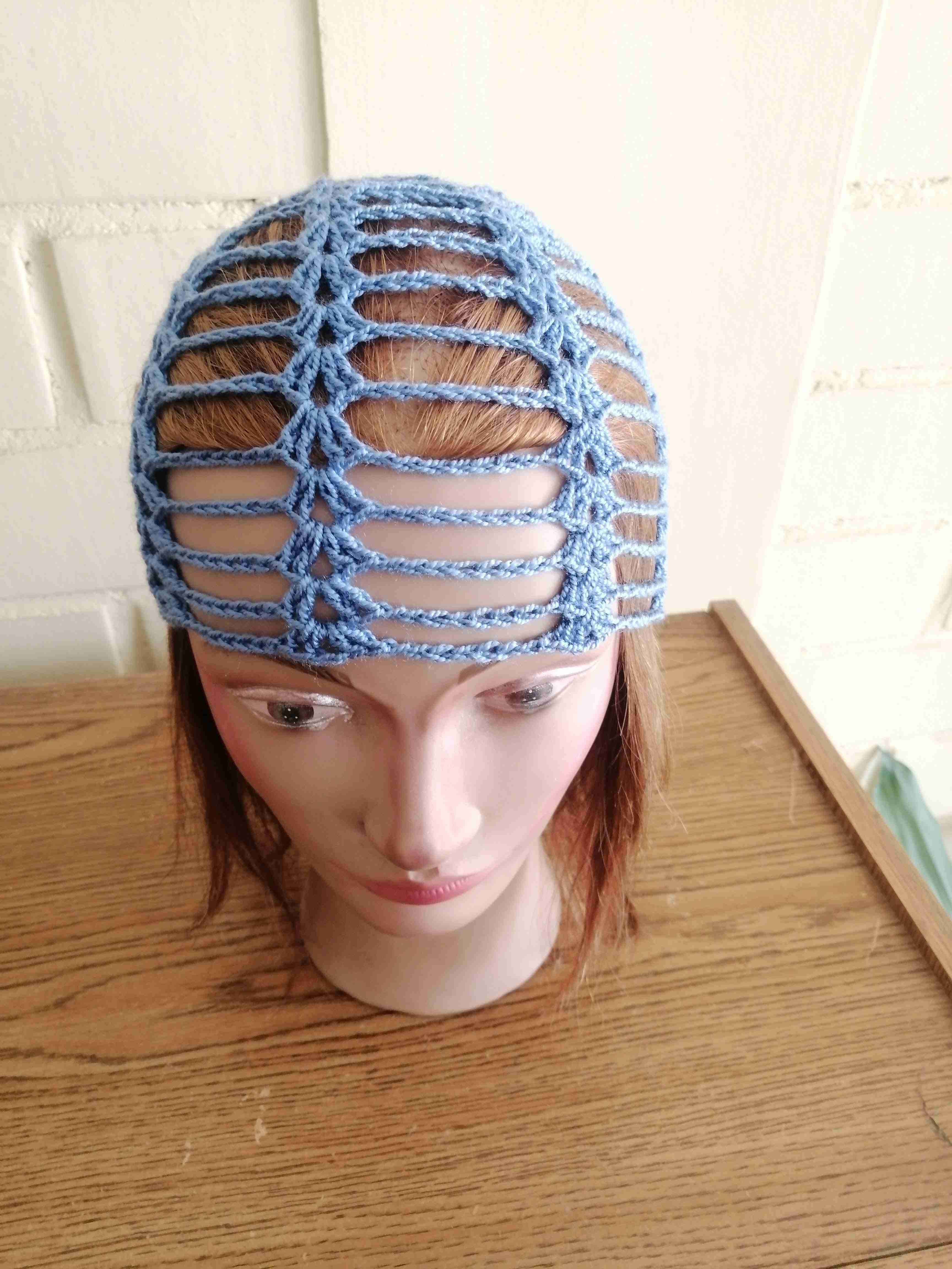 Gorro tejido azul calado