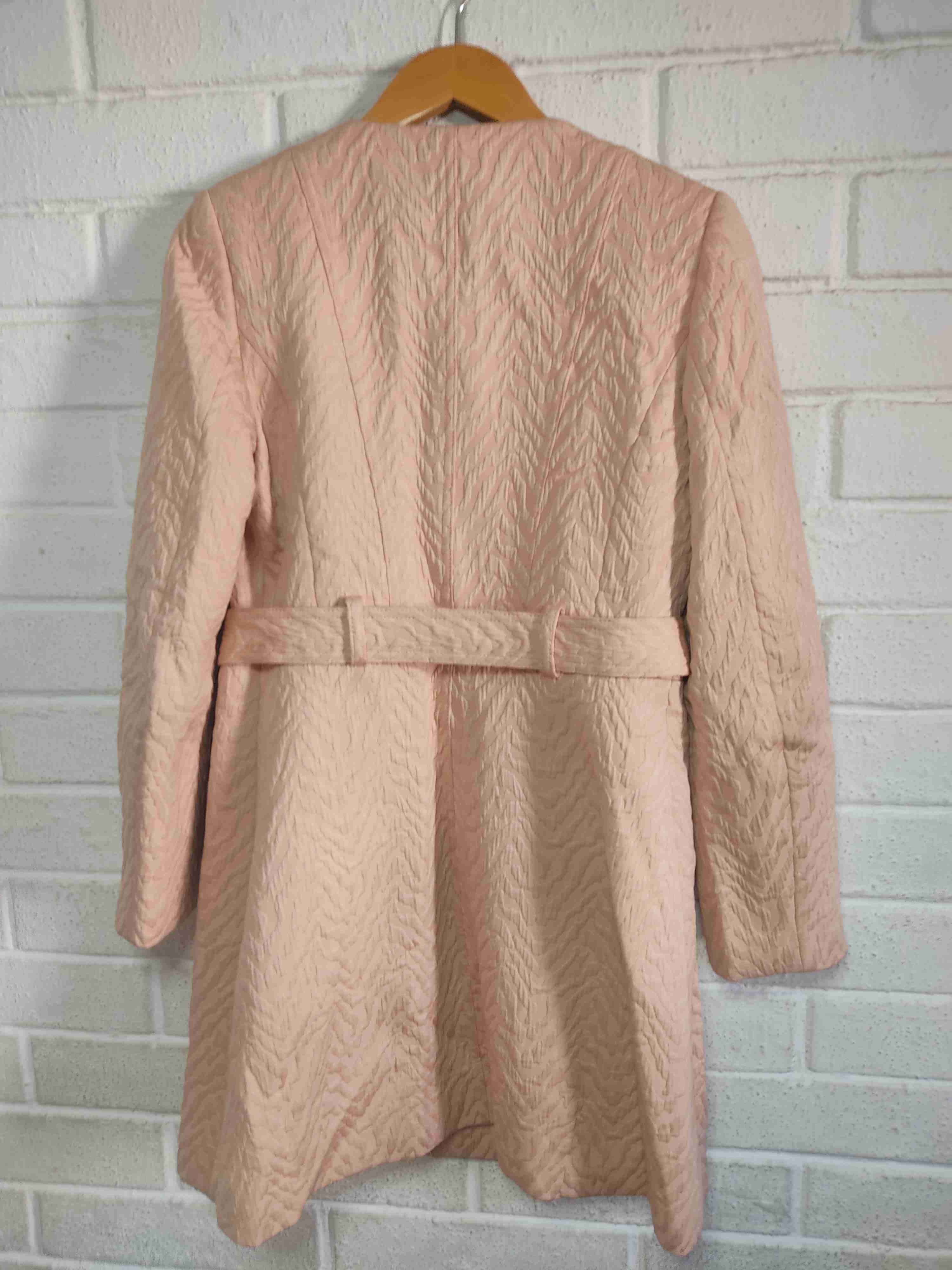 Abrigo rosa con textura - miniatura 3