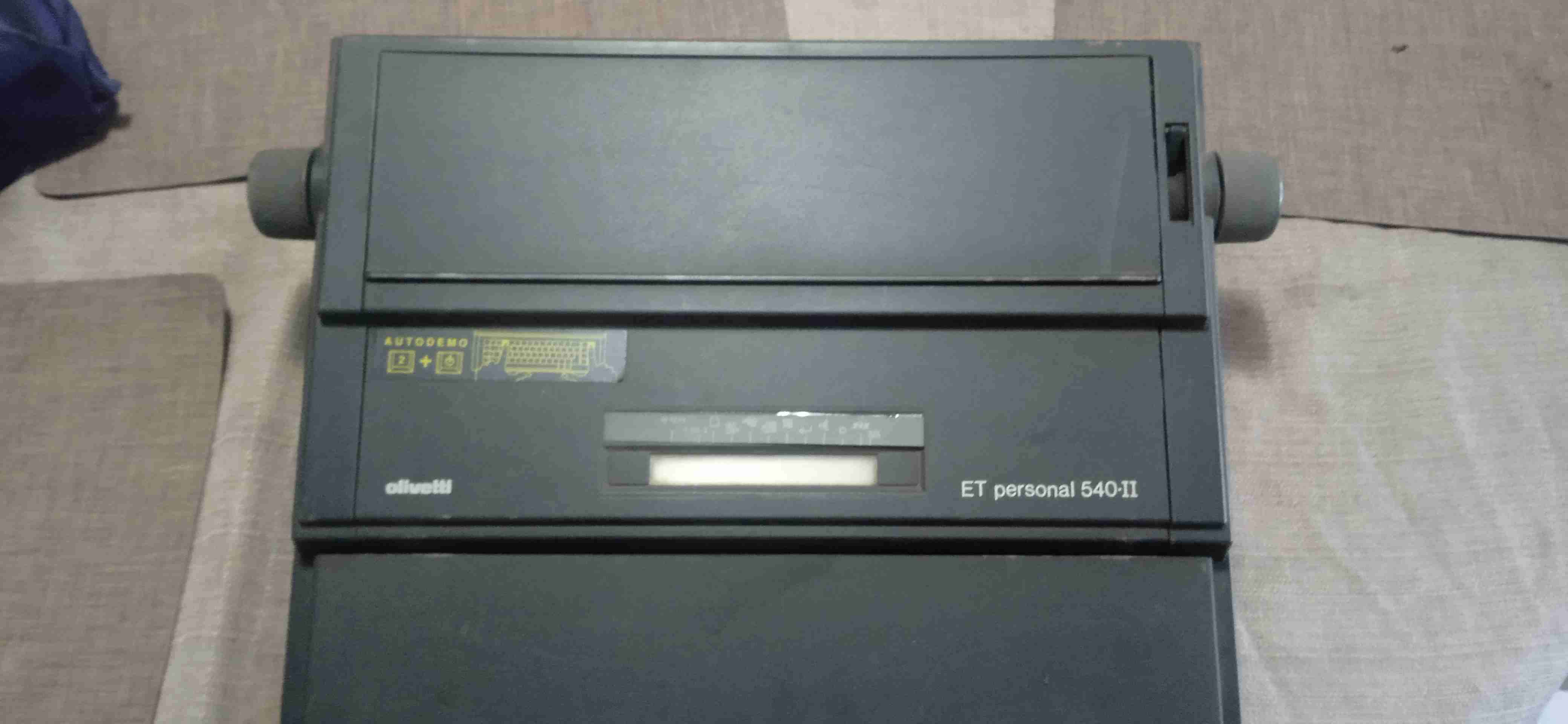 Máquina de escribir Olivetti ET Personal 540-II - miniatura 2