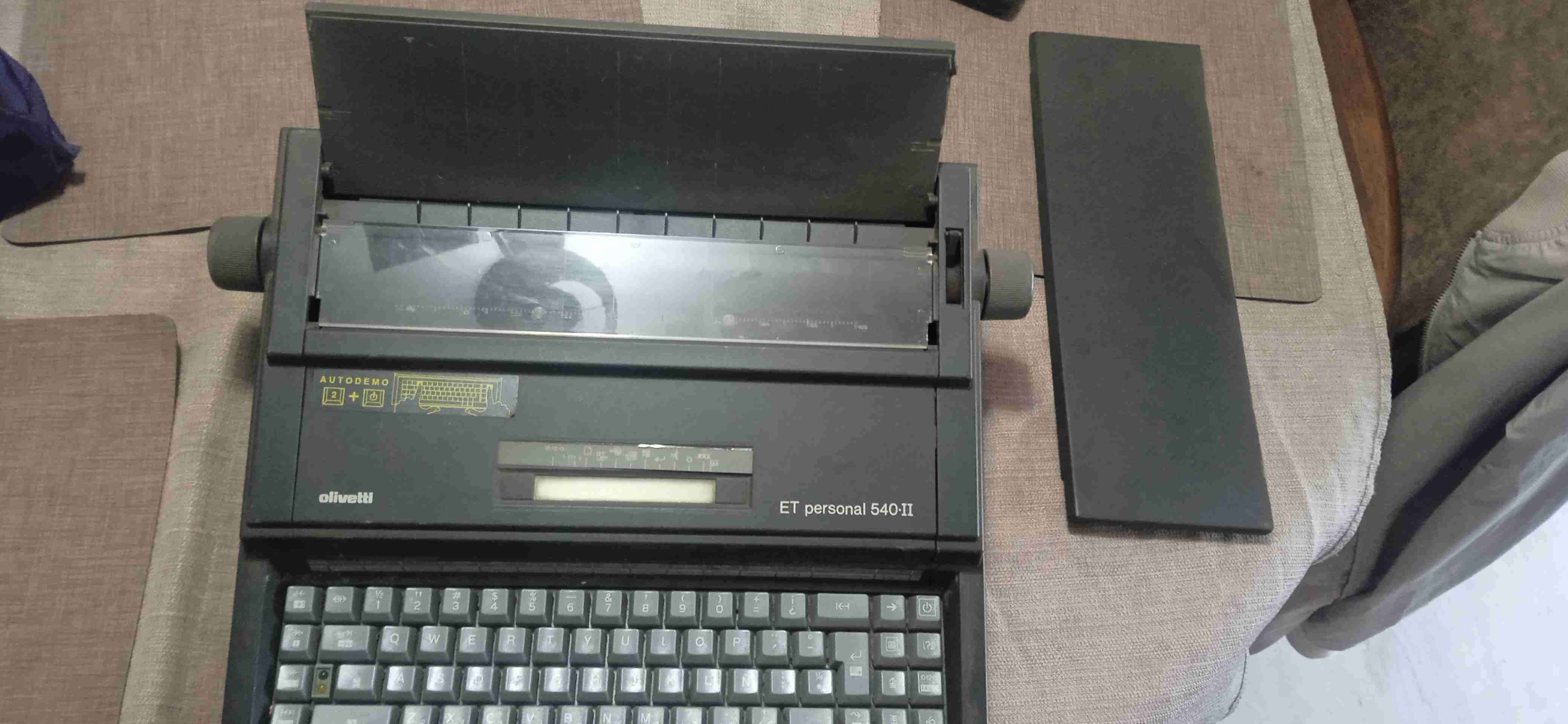 Máquina de escribir Olivetti ET Personal 540-II - miniatura 3