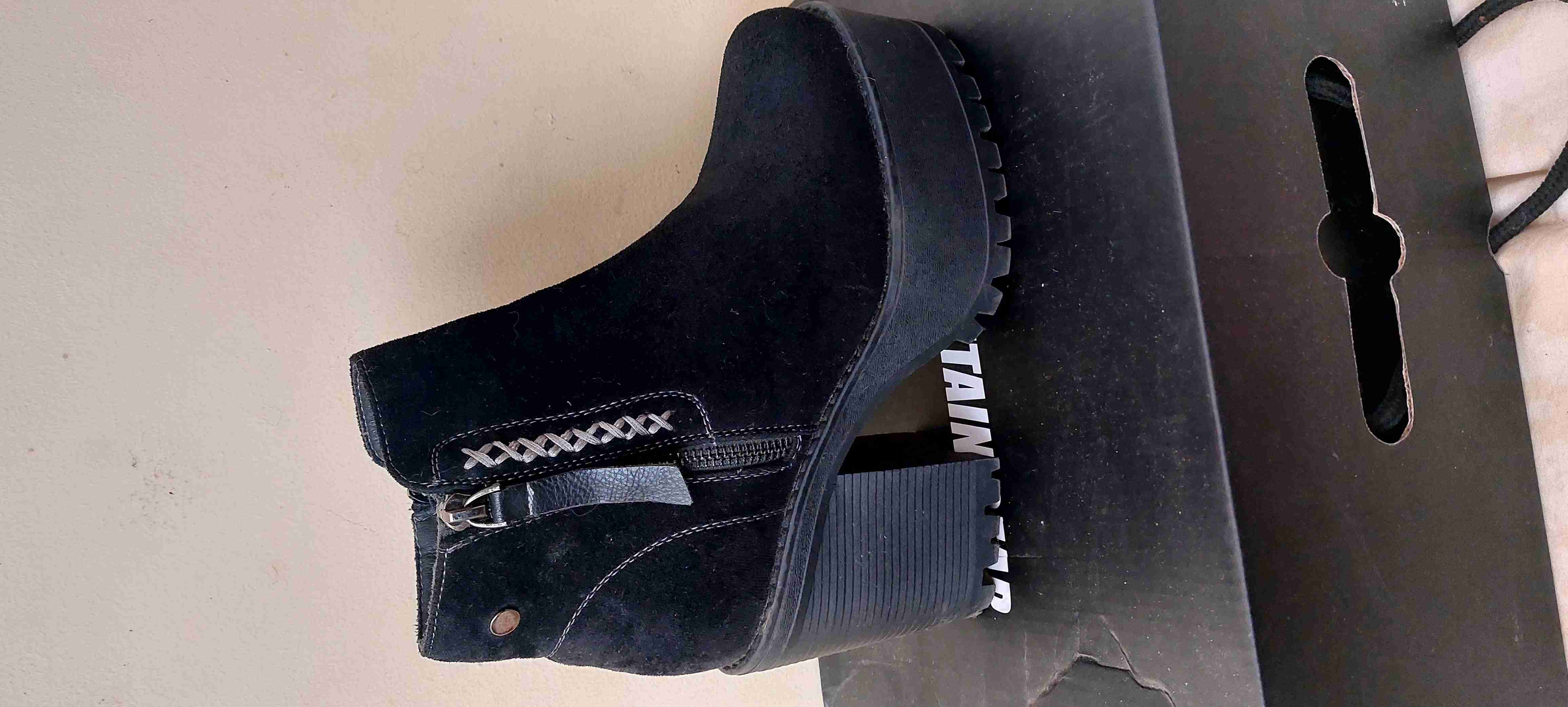 Botines negros con taco alto