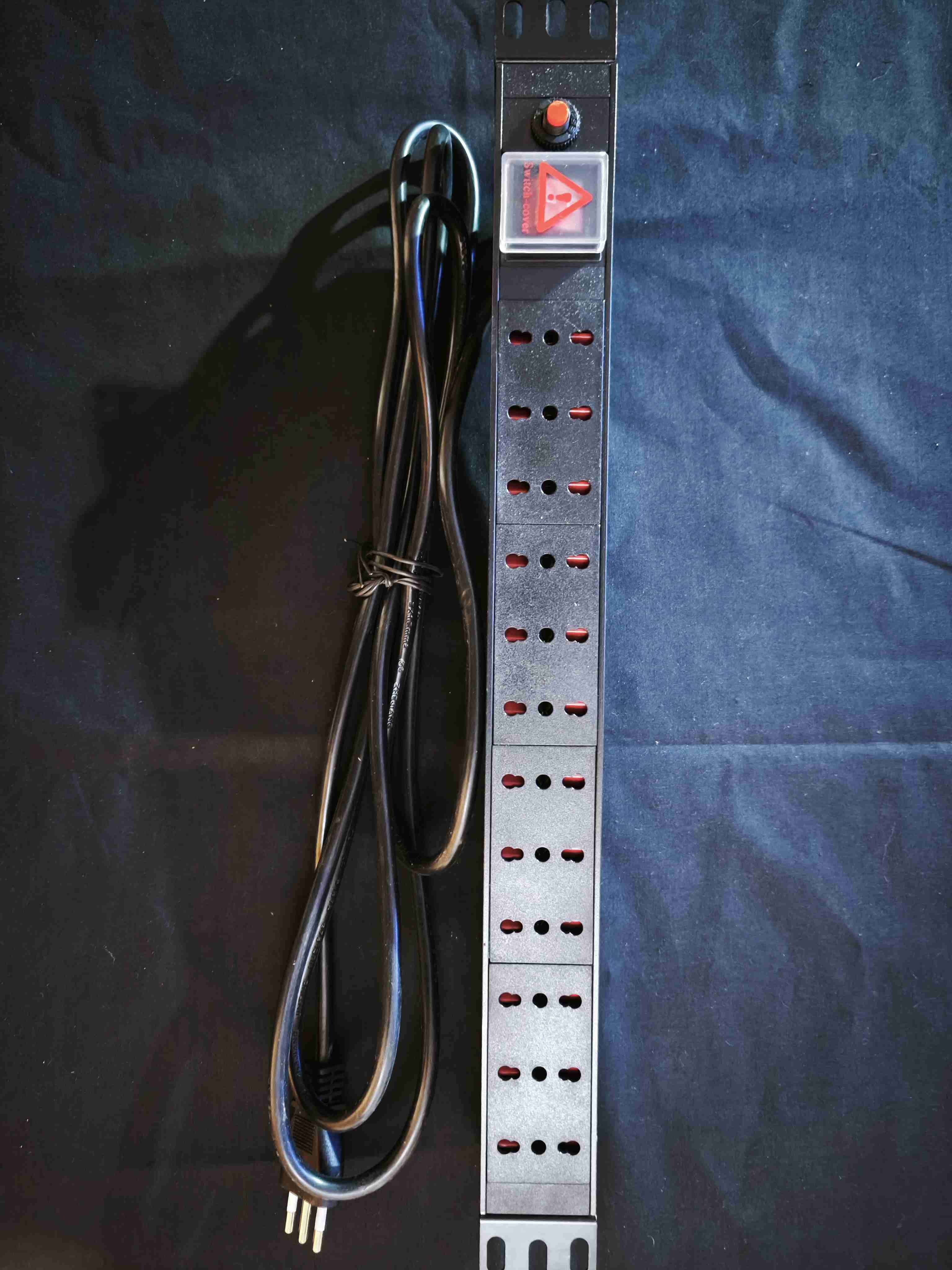 PDU rack para 12 enchufes con interruptor - miniatura 1