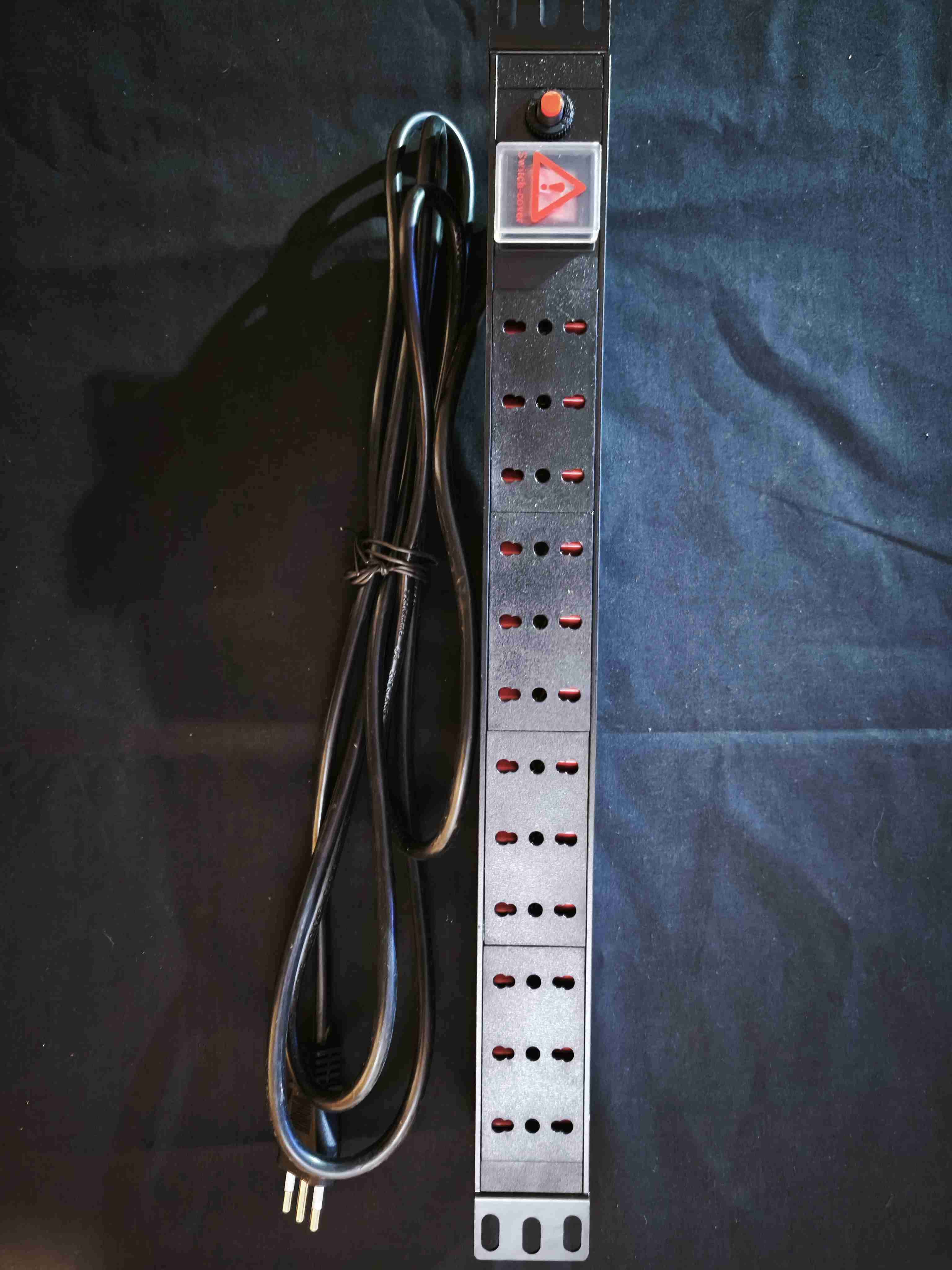 PDU rack para 12 enchufes con interruptor - miniatura 3