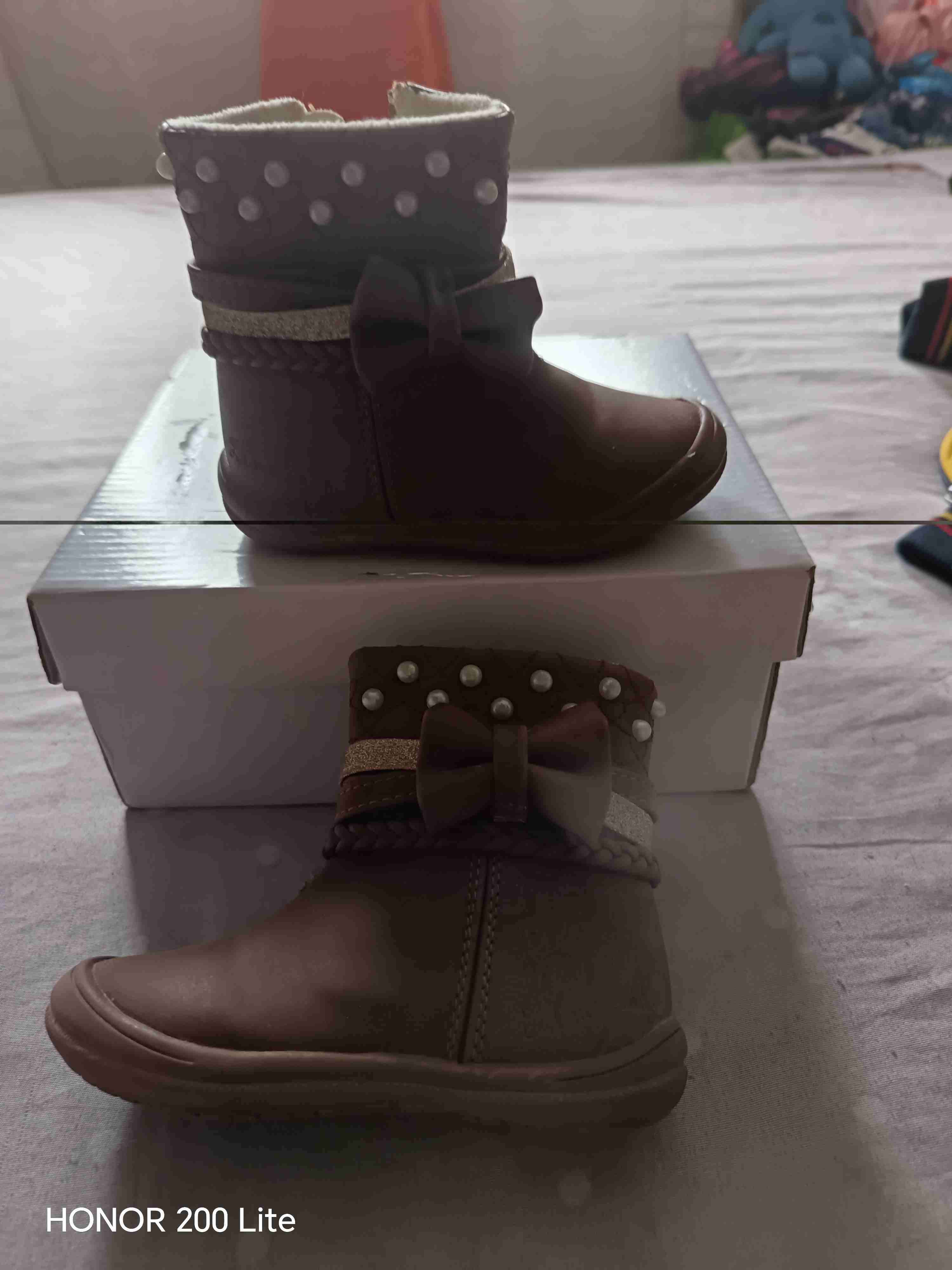 Botas infantiles marrones con detalle