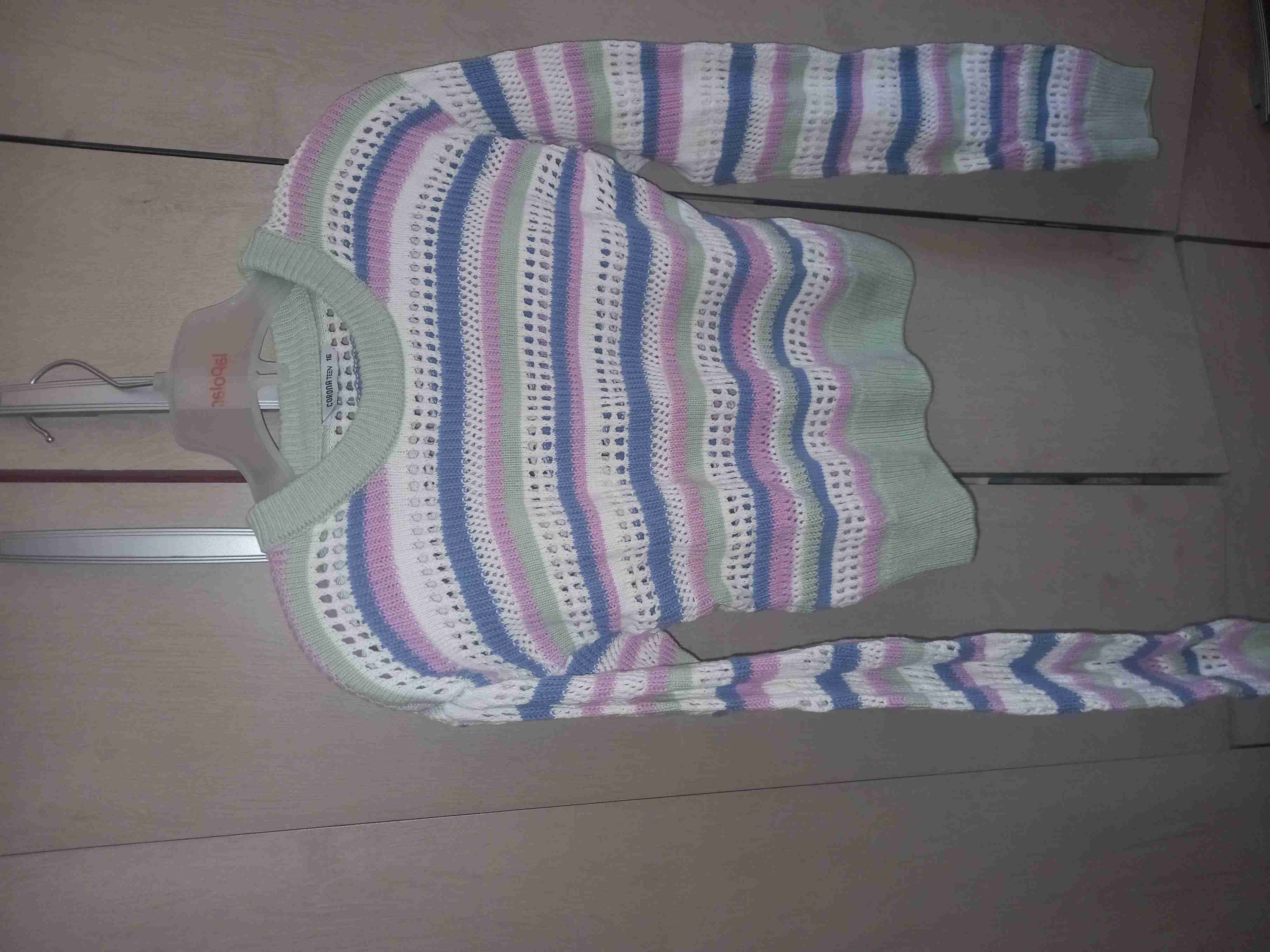 Suéter de rayas colores pastel