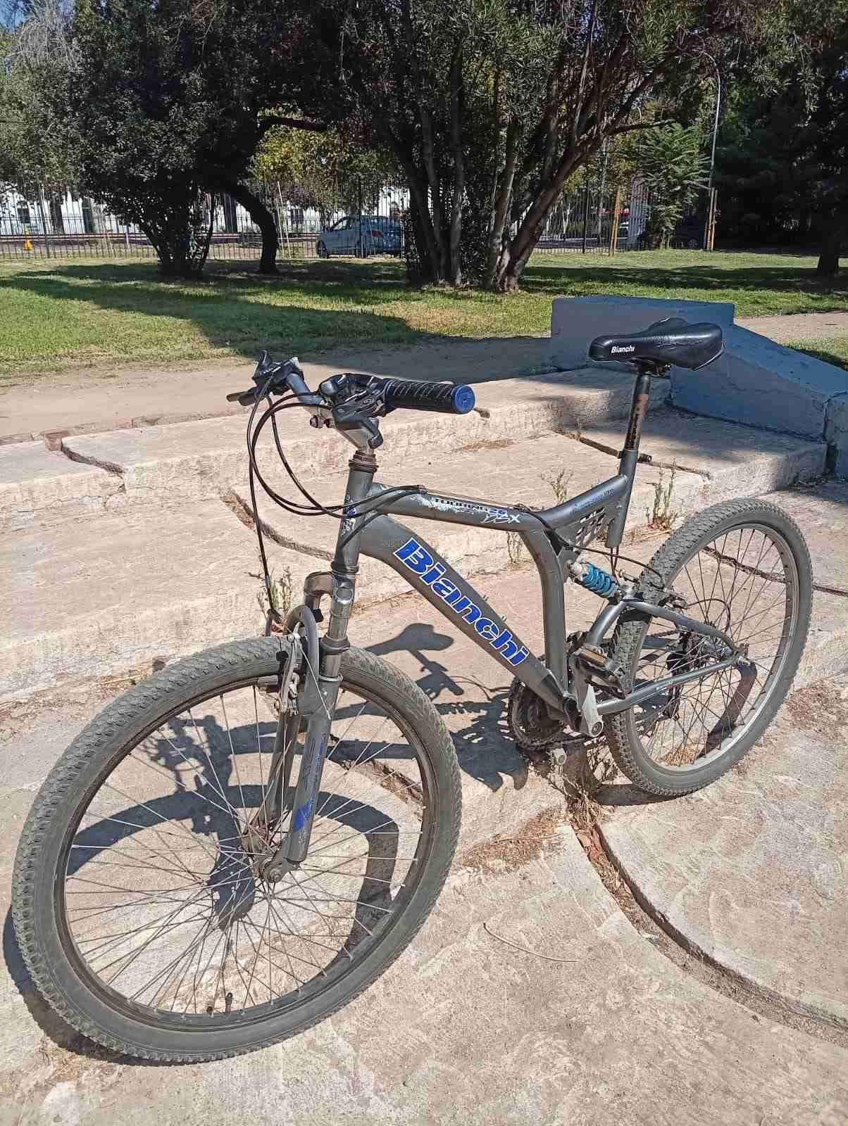 Bicicleta montaña Bianchi negra - miniatura 1