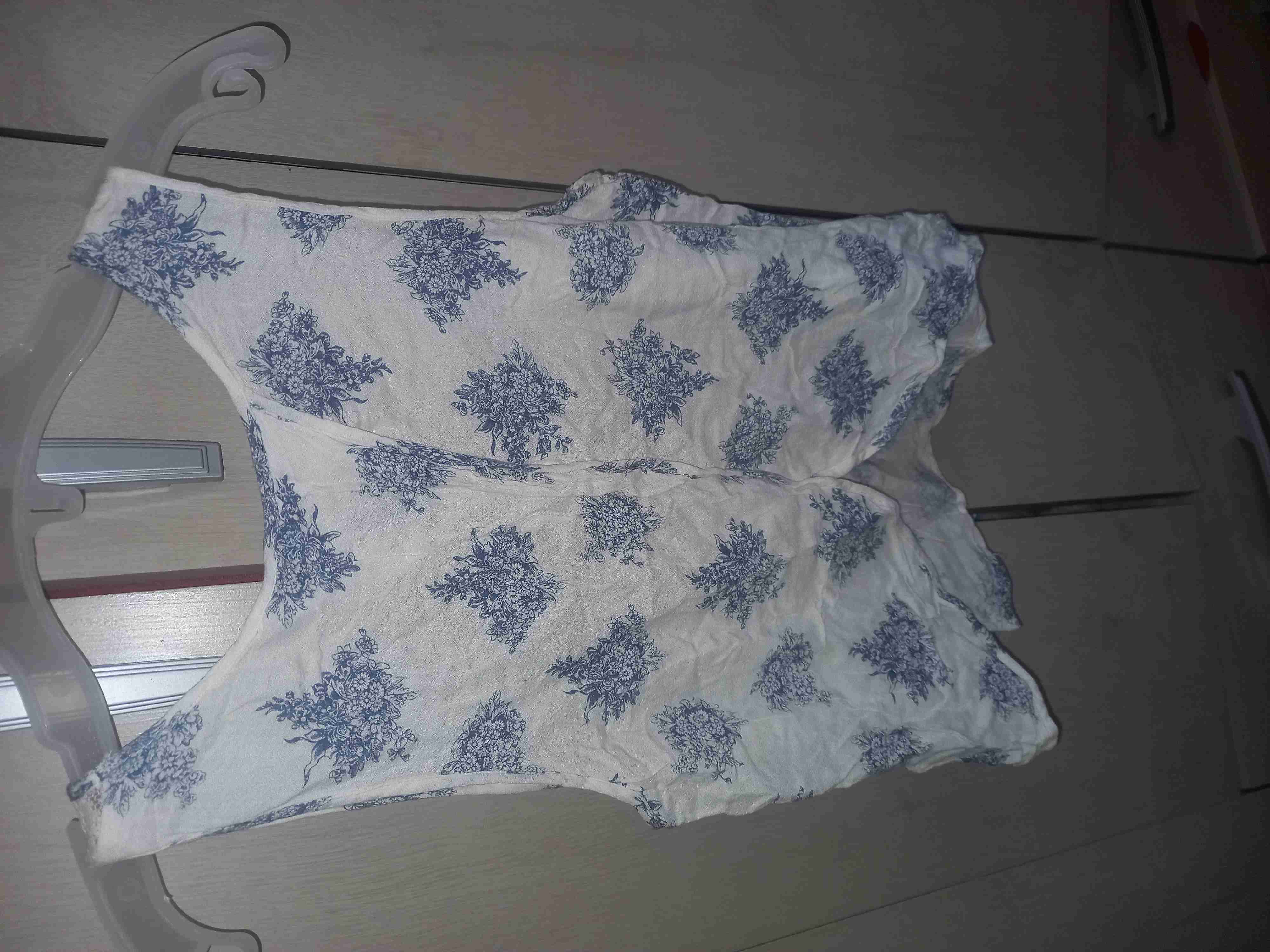 Blusa blanca con estampado azul - miniatura 1