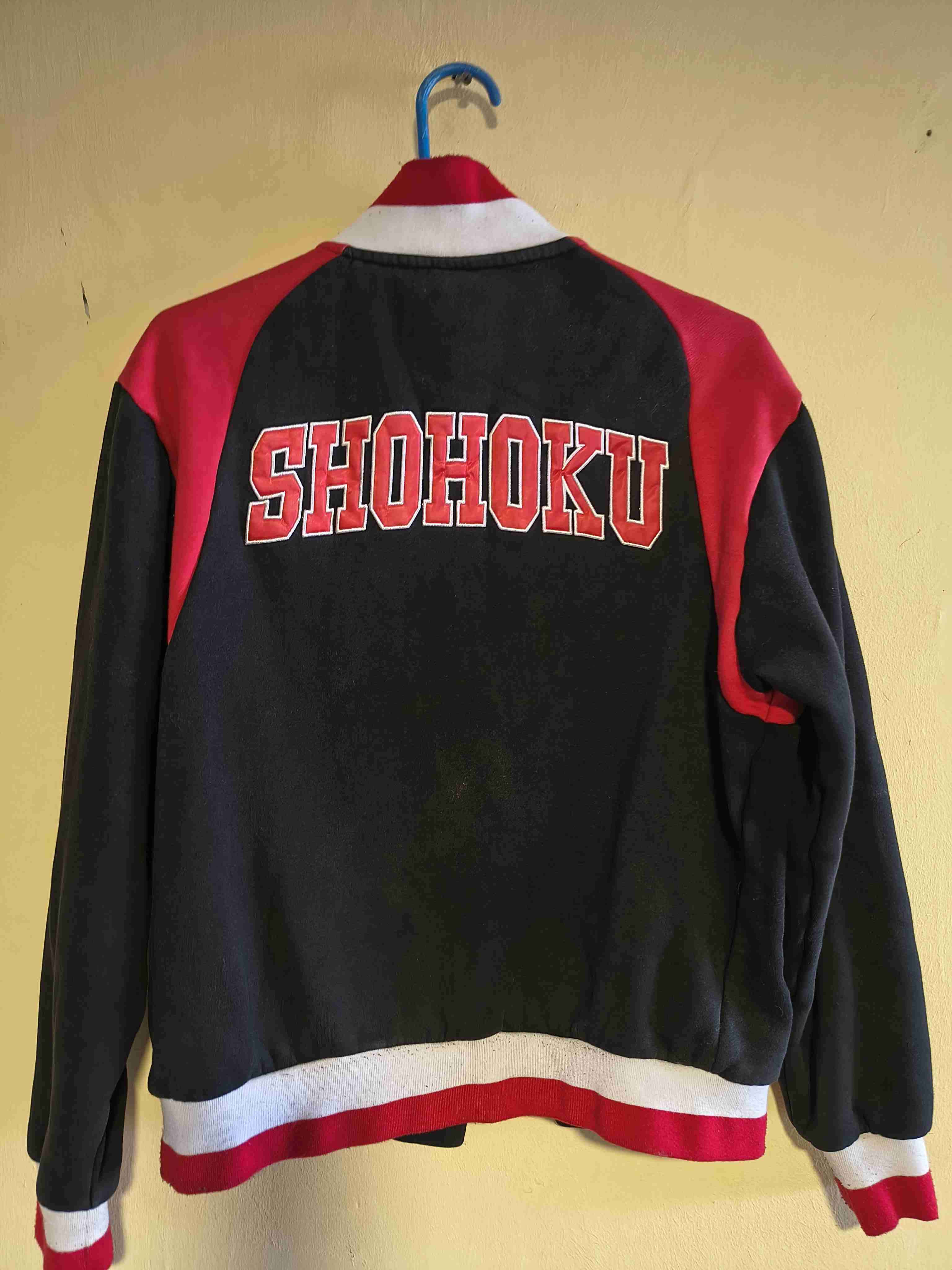 Chaqueta varsity Shohoku roja y negra - miniatura 2