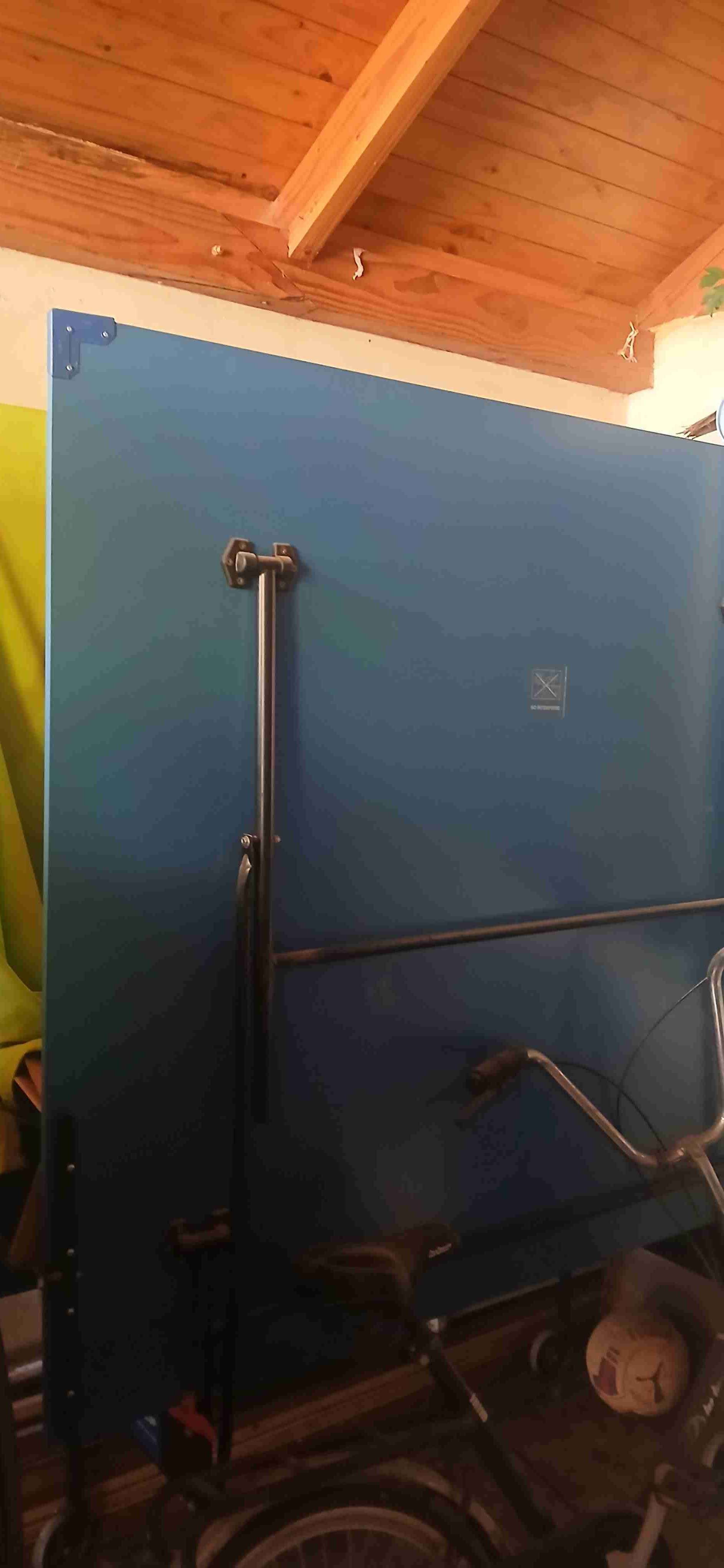 Mesa de ping pong azul plegable