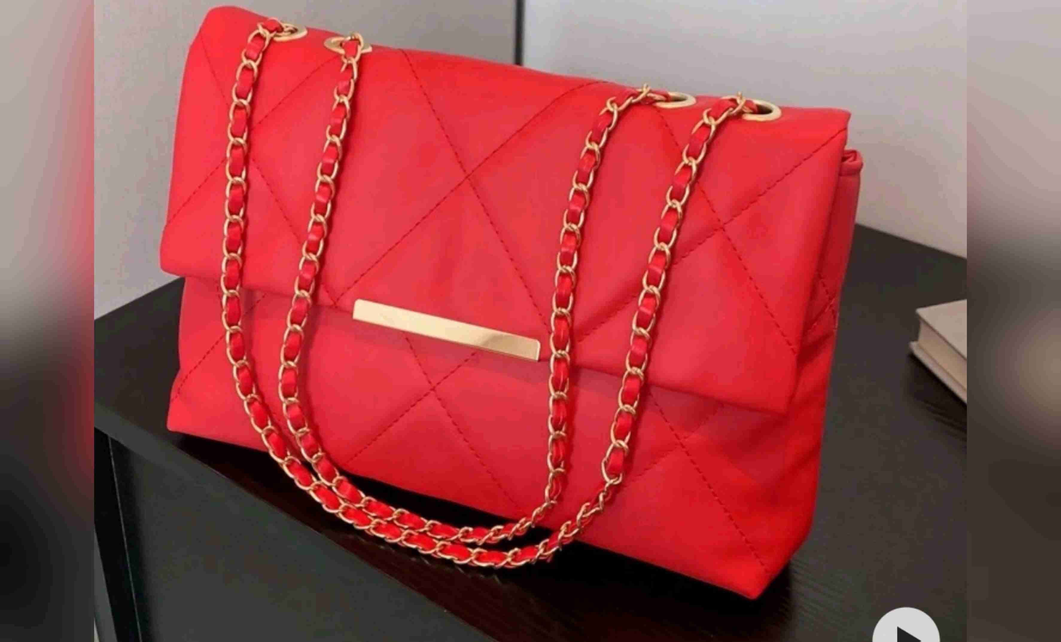 Cartera roja con cadena dorada - miniatura 1