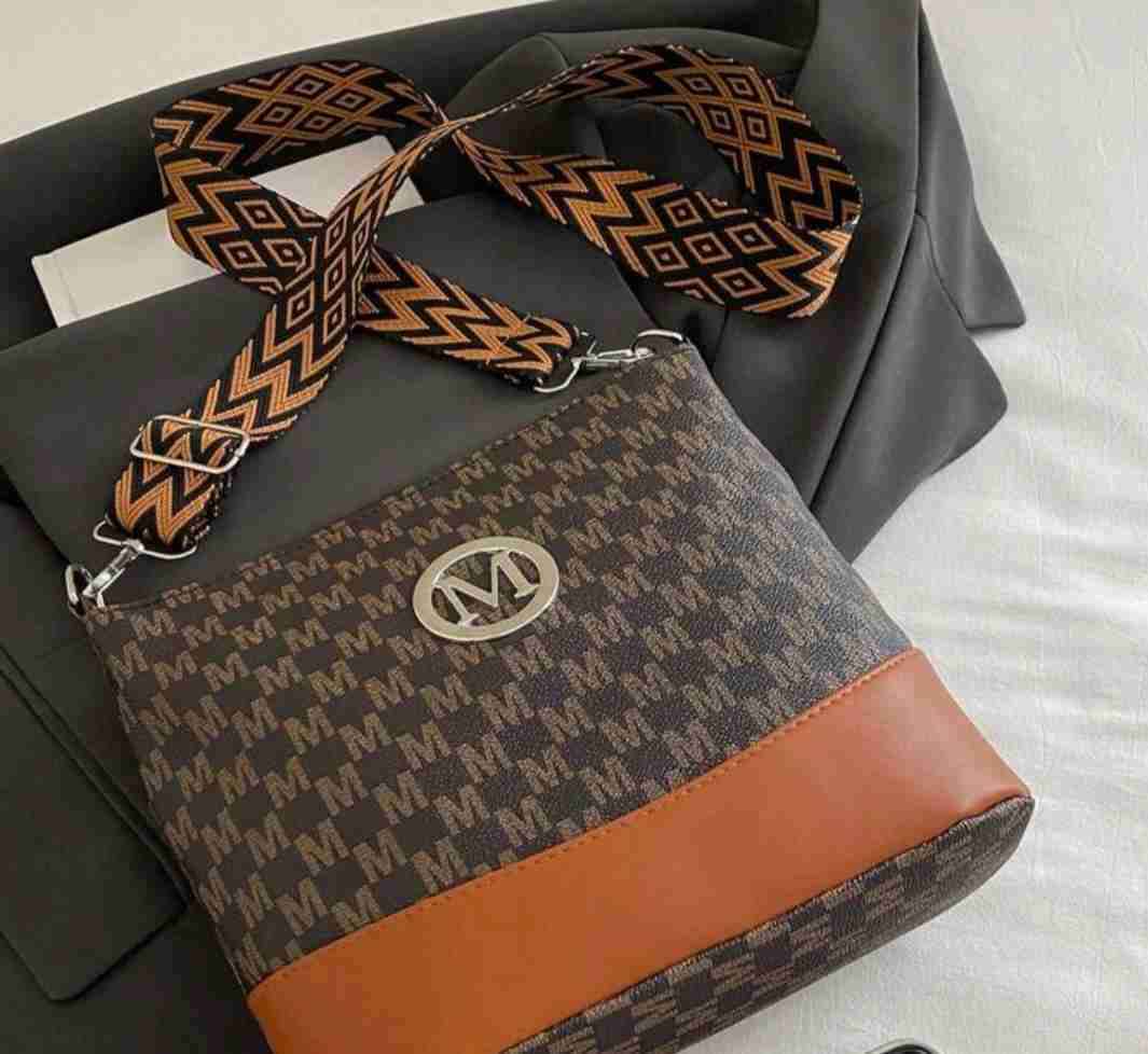 Cartera roja con cadena dorada - miniatura 3