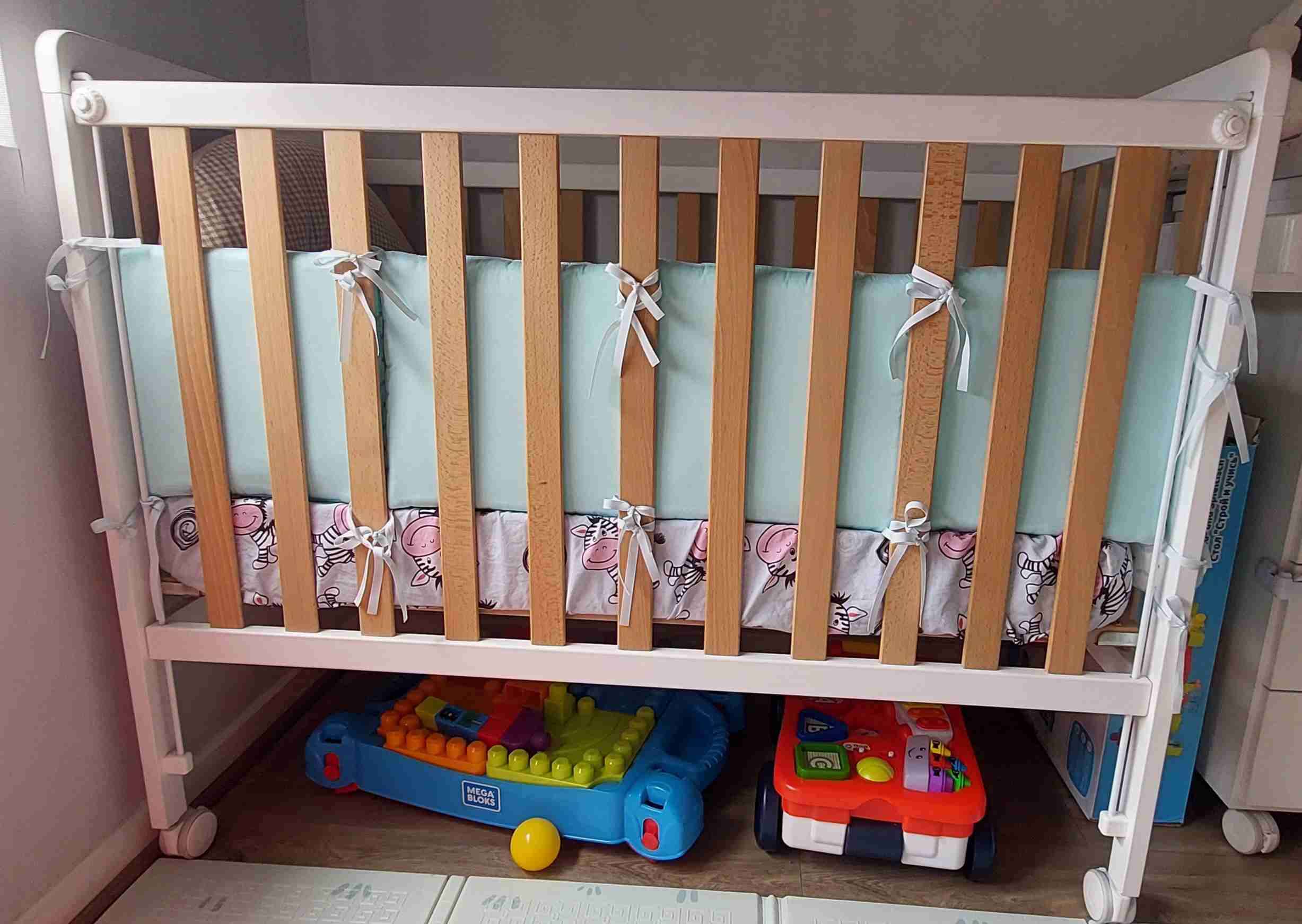 Cuna de madera con protector - miniatura 1