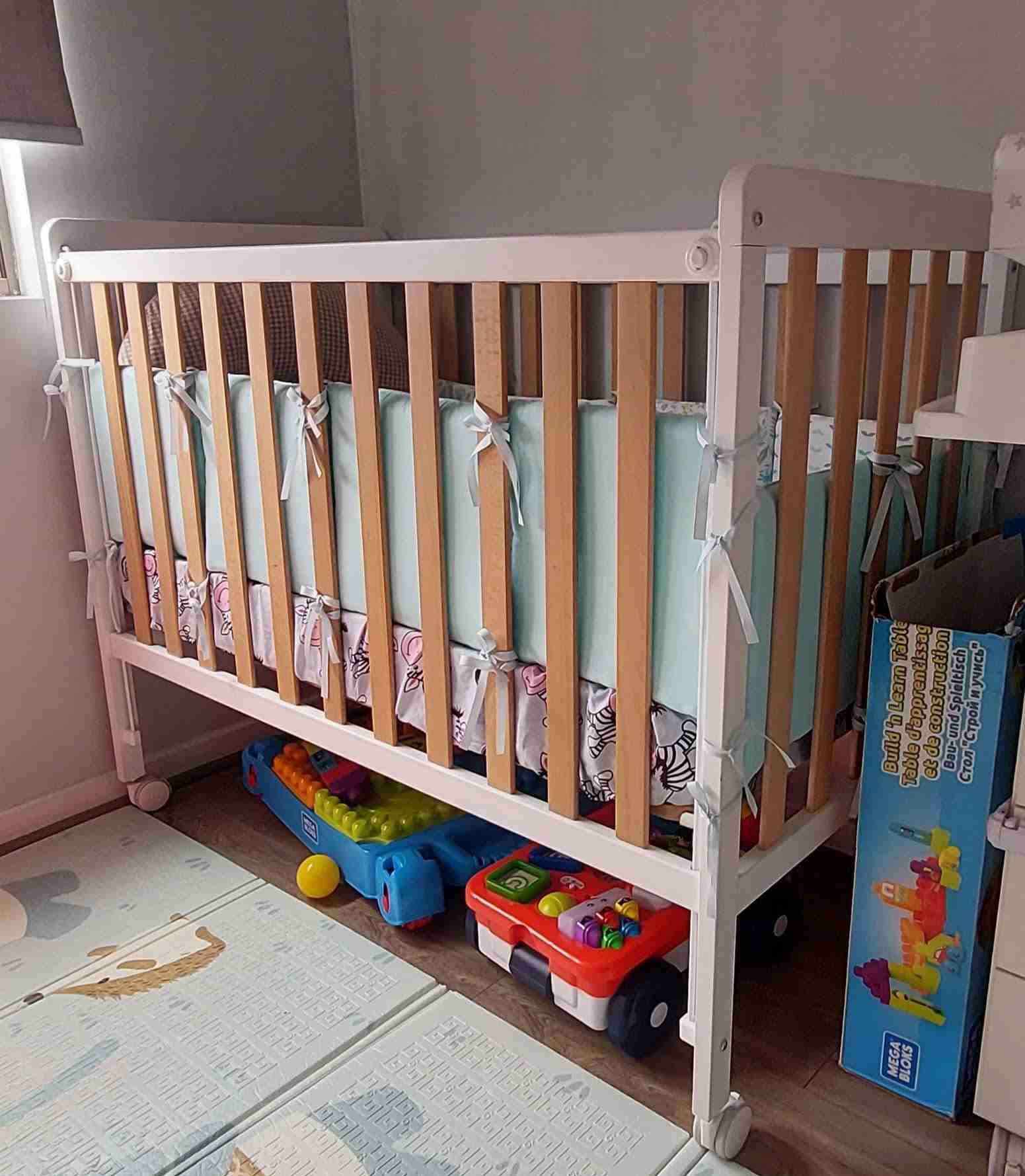 Cuna de madera con protector - miniatura 2