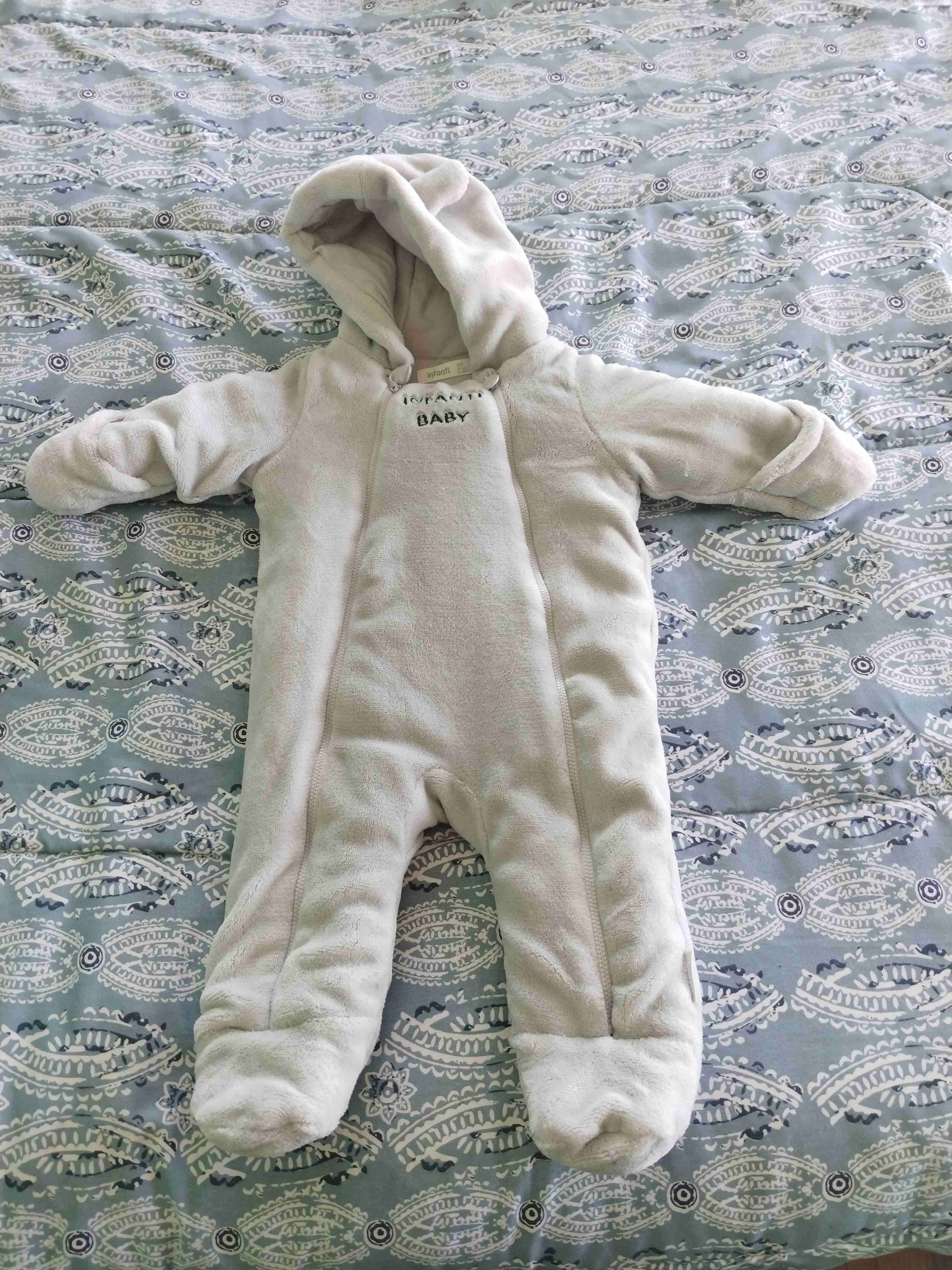 Enterito de bebé polar blanco