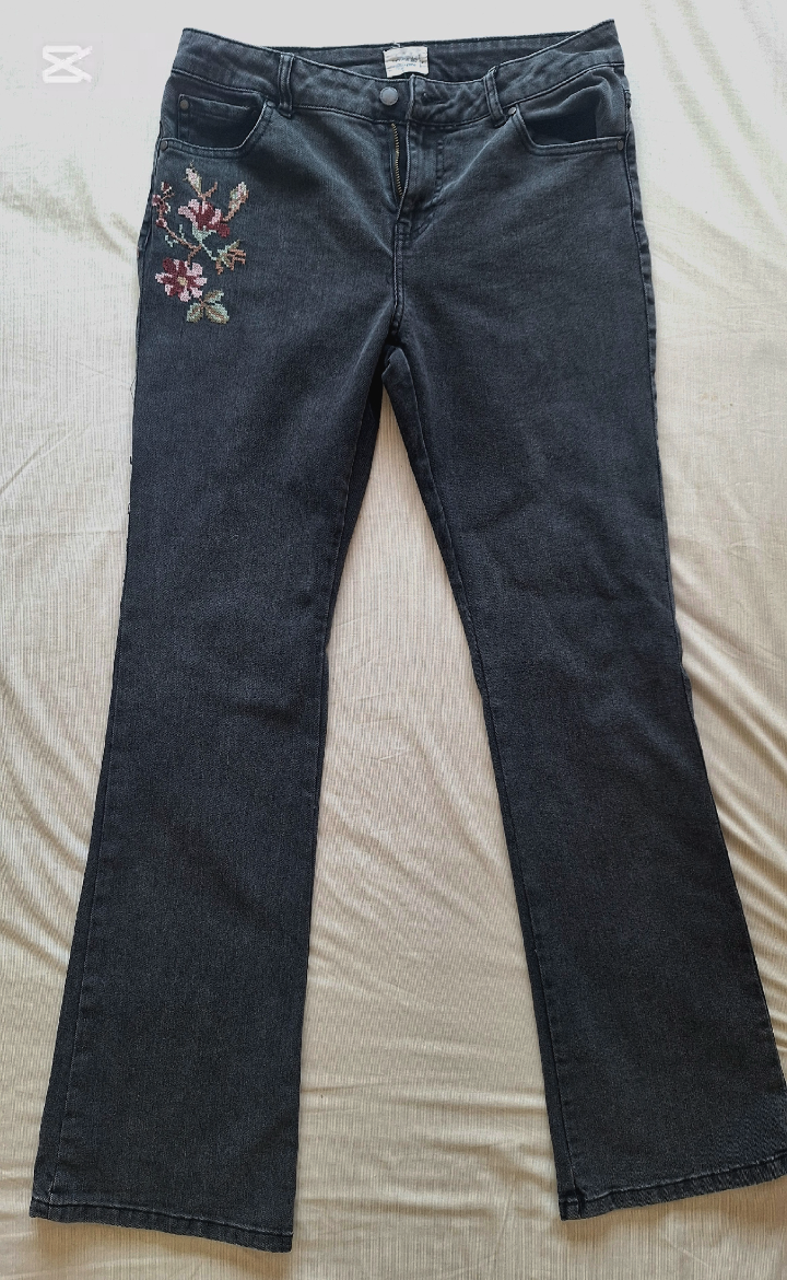 Jeans oscuros con bordado floral - miniatura 1