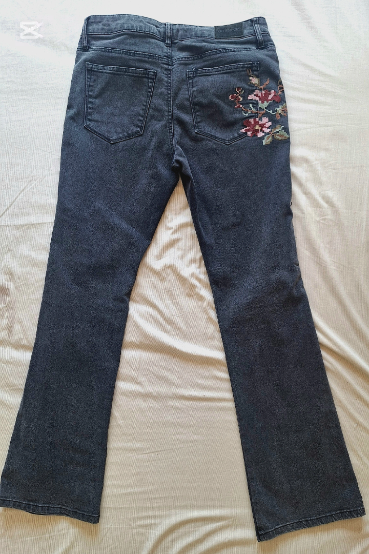 Jeans oscuros con bordado floral - miniatura 2
