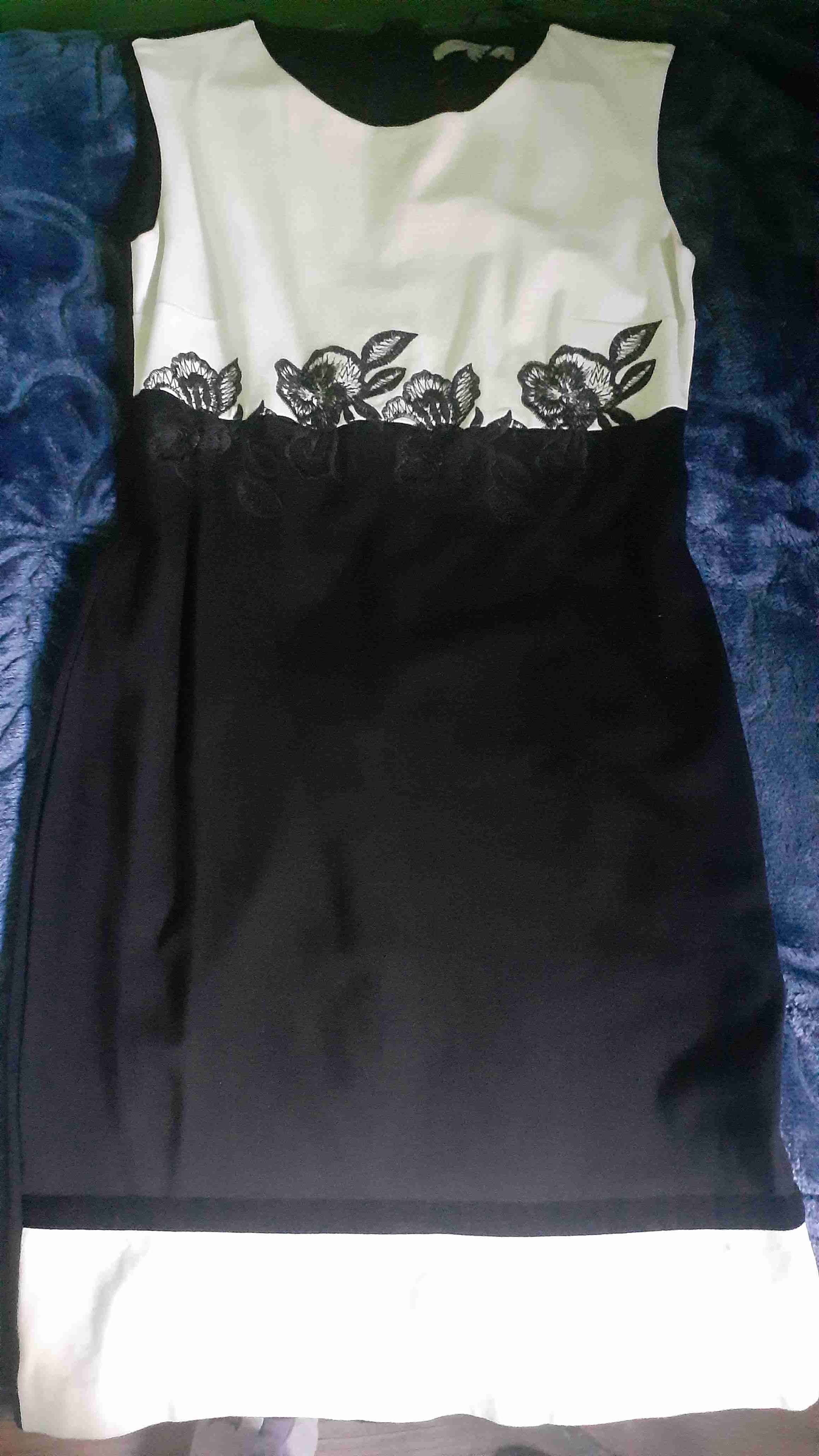 Vestido bicolor con detalles florales