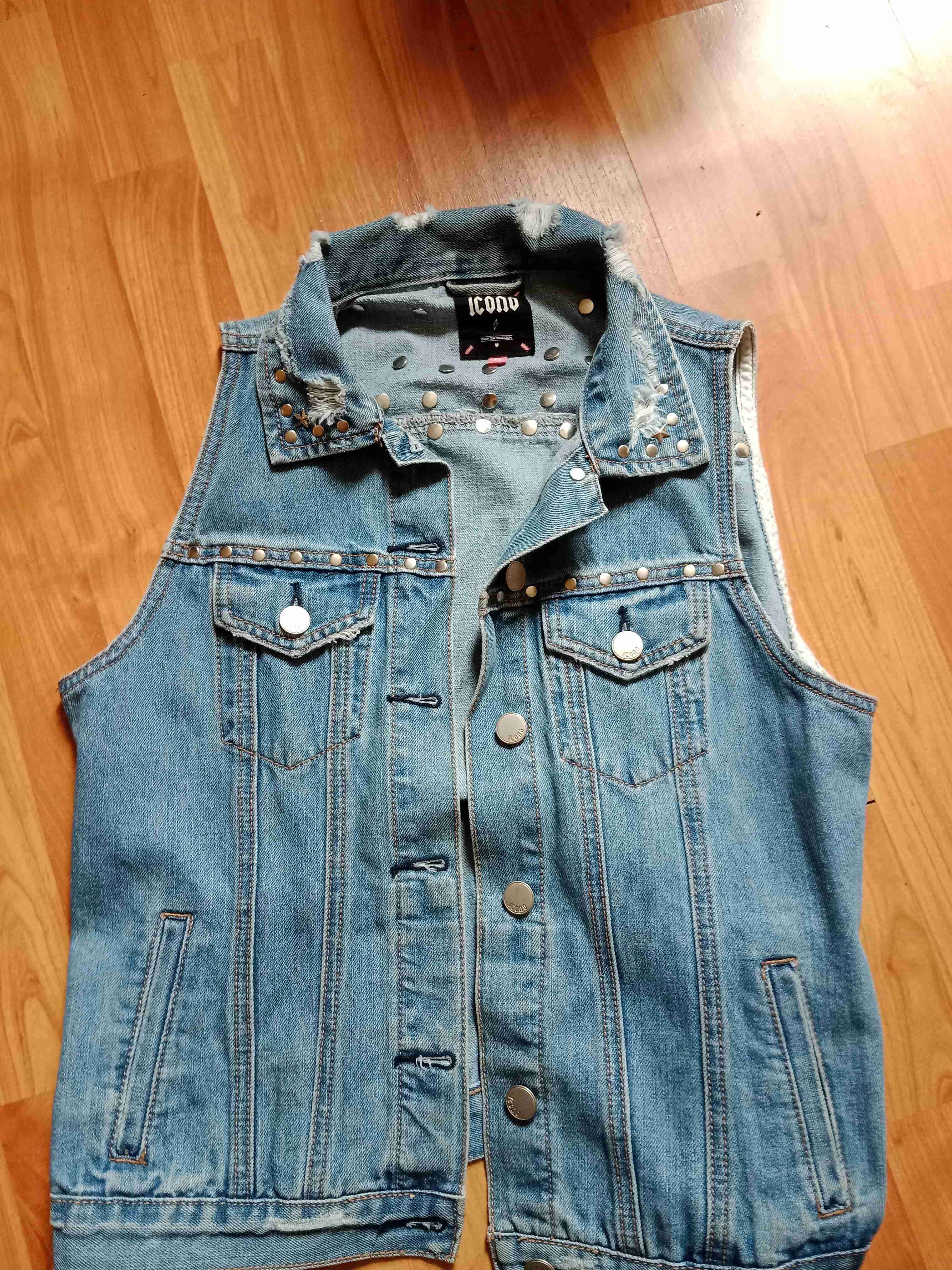 Chaleco denim sin mangas con tachas - 1