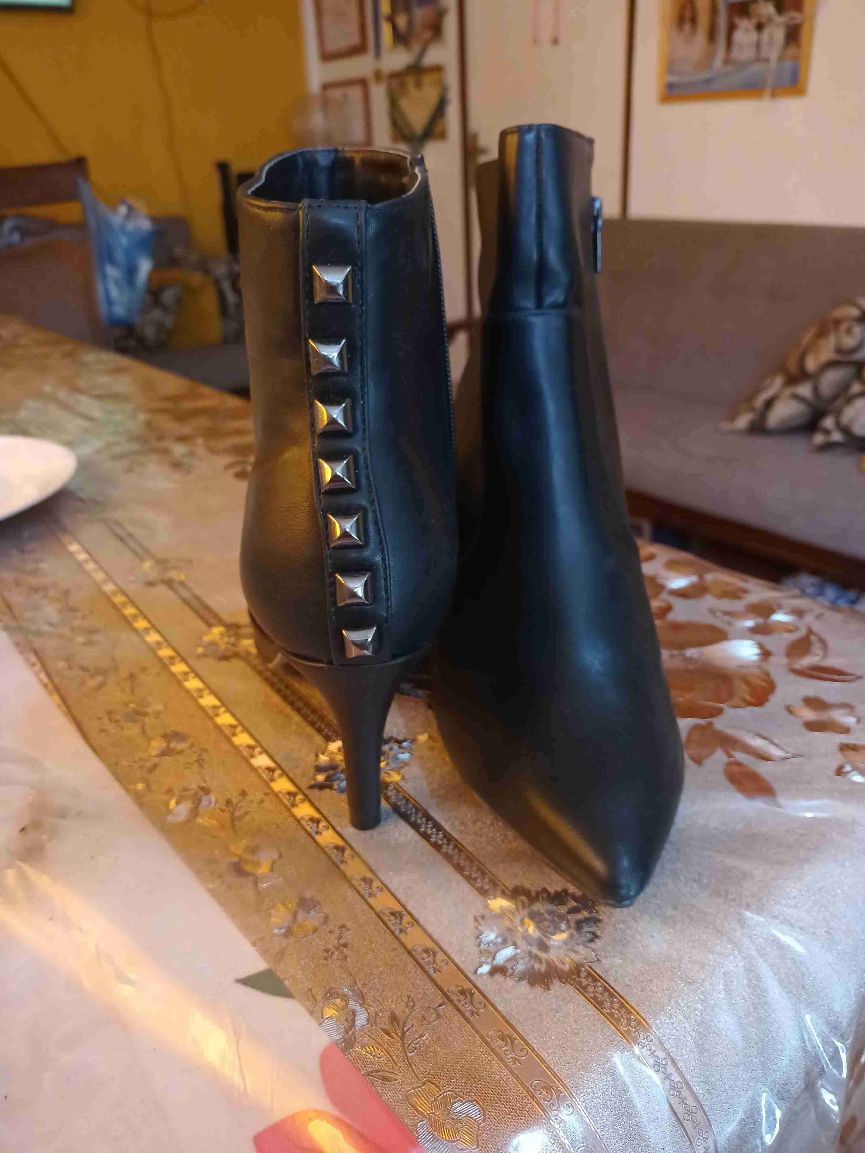 Botines negros con tachas - miniatura 1