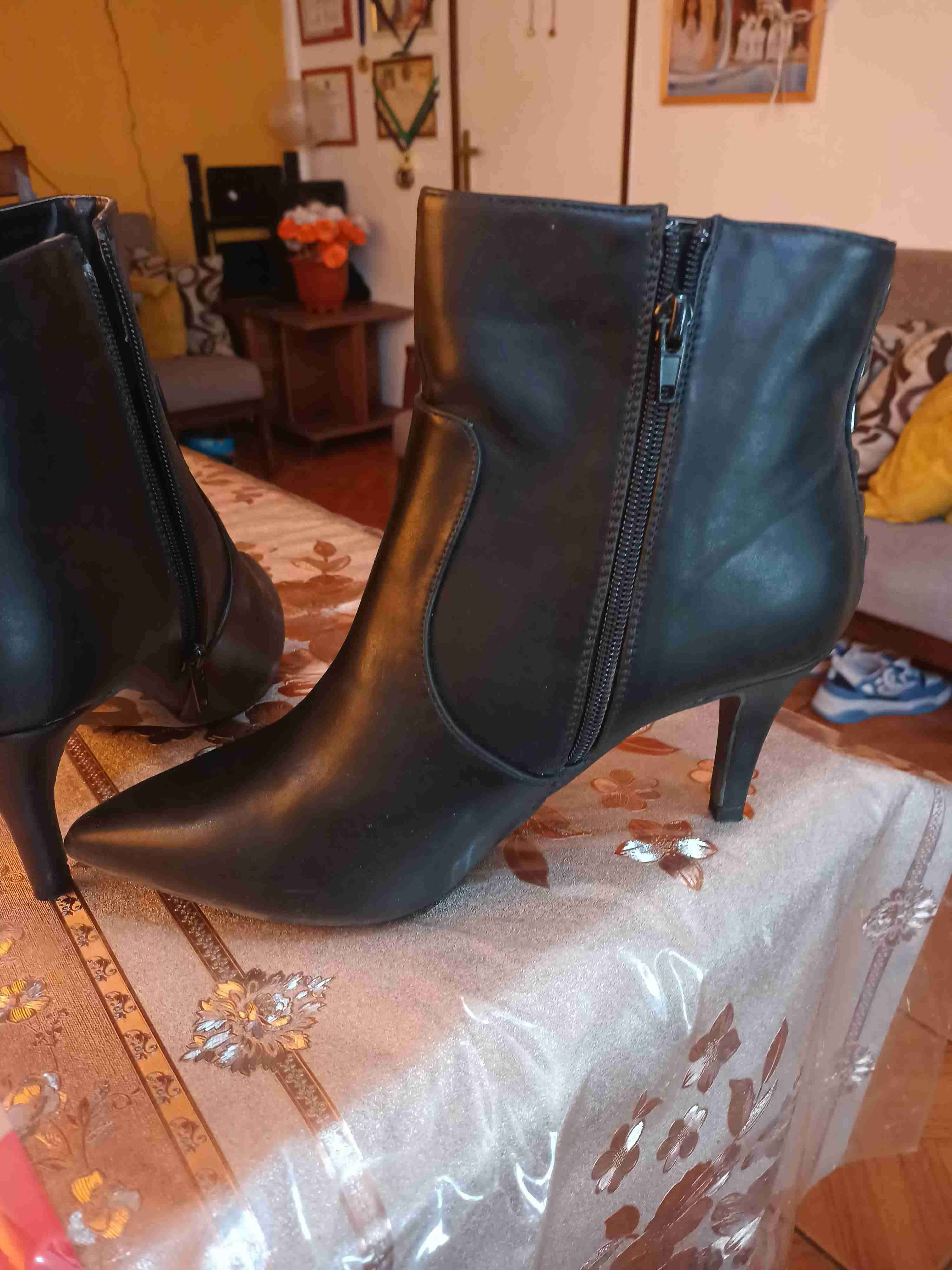 Botines negros con tachas - miniatura 2