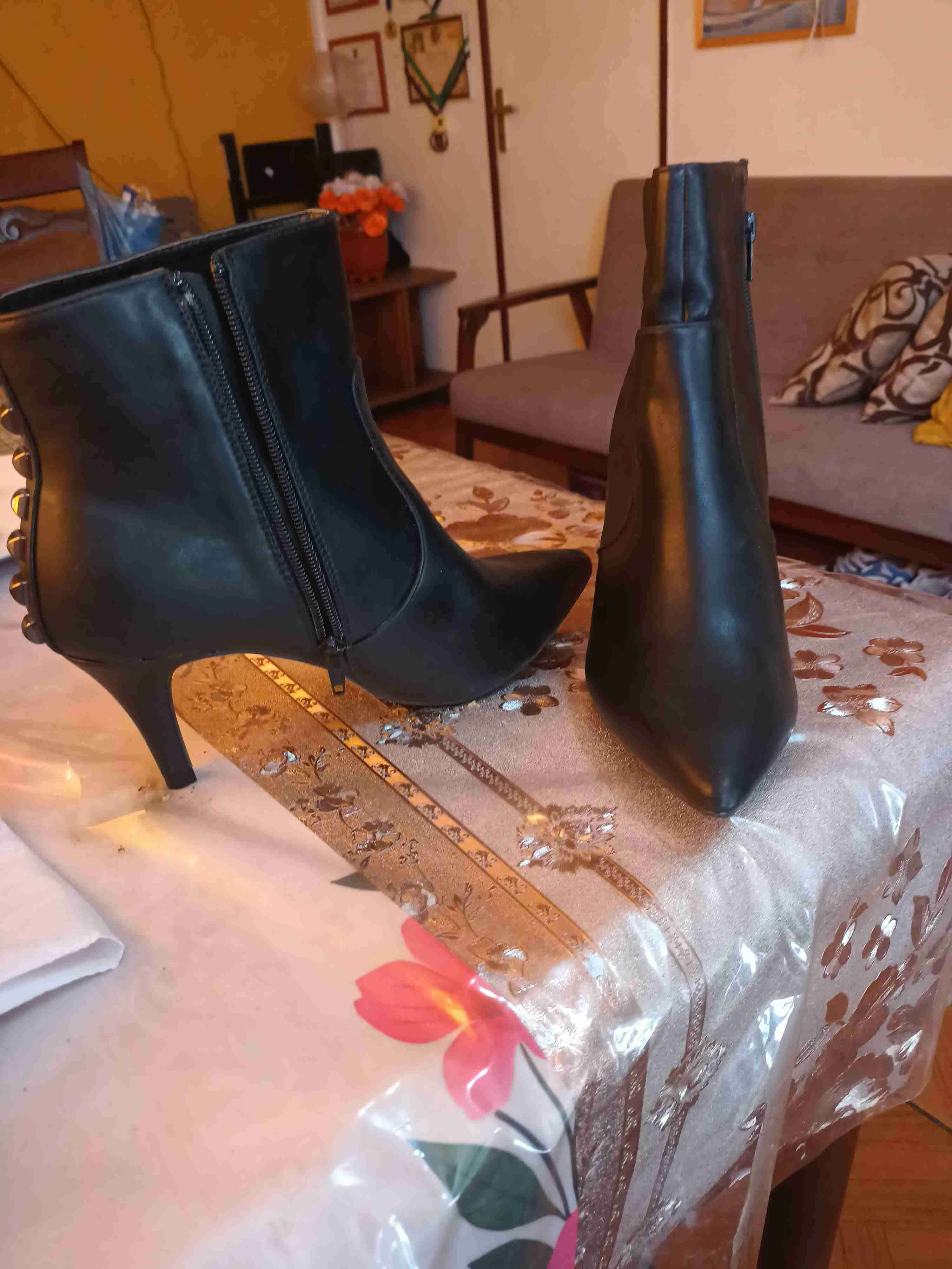 Botines negros con tachas - miniatura 4