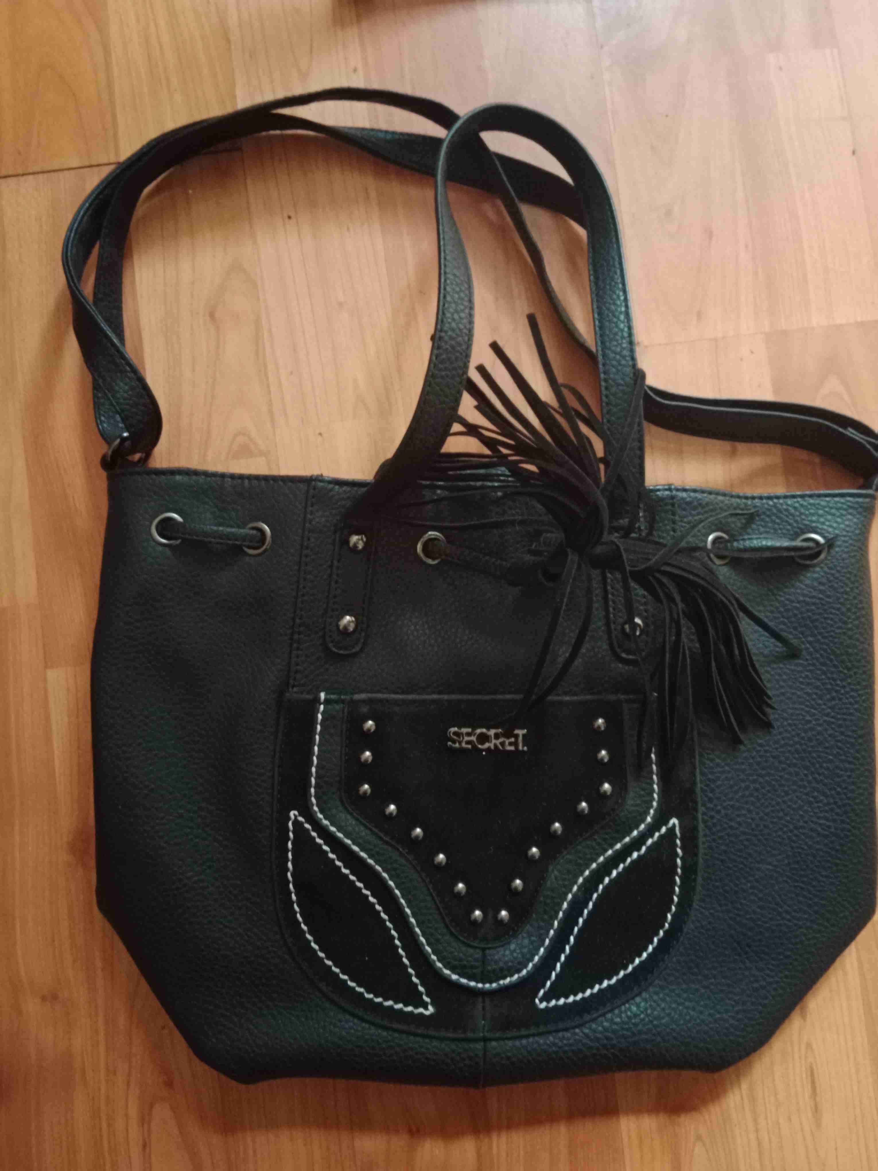 Cartera negra con detalles
