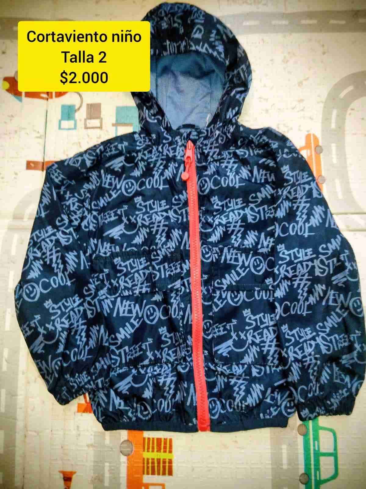 Cortaviento infantil azul con capucha