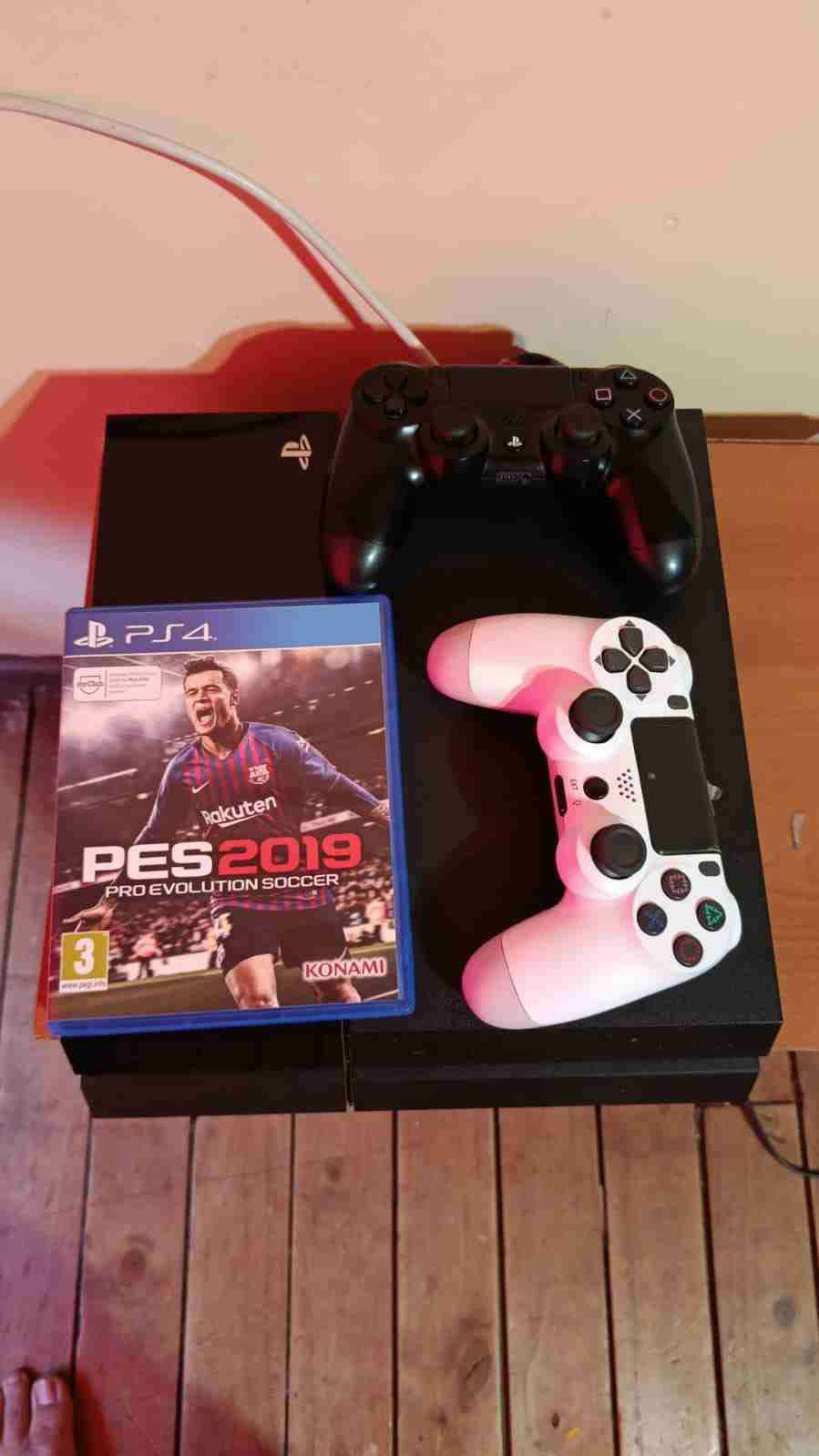 PS4 con dos controladores y juego - miniatura 1