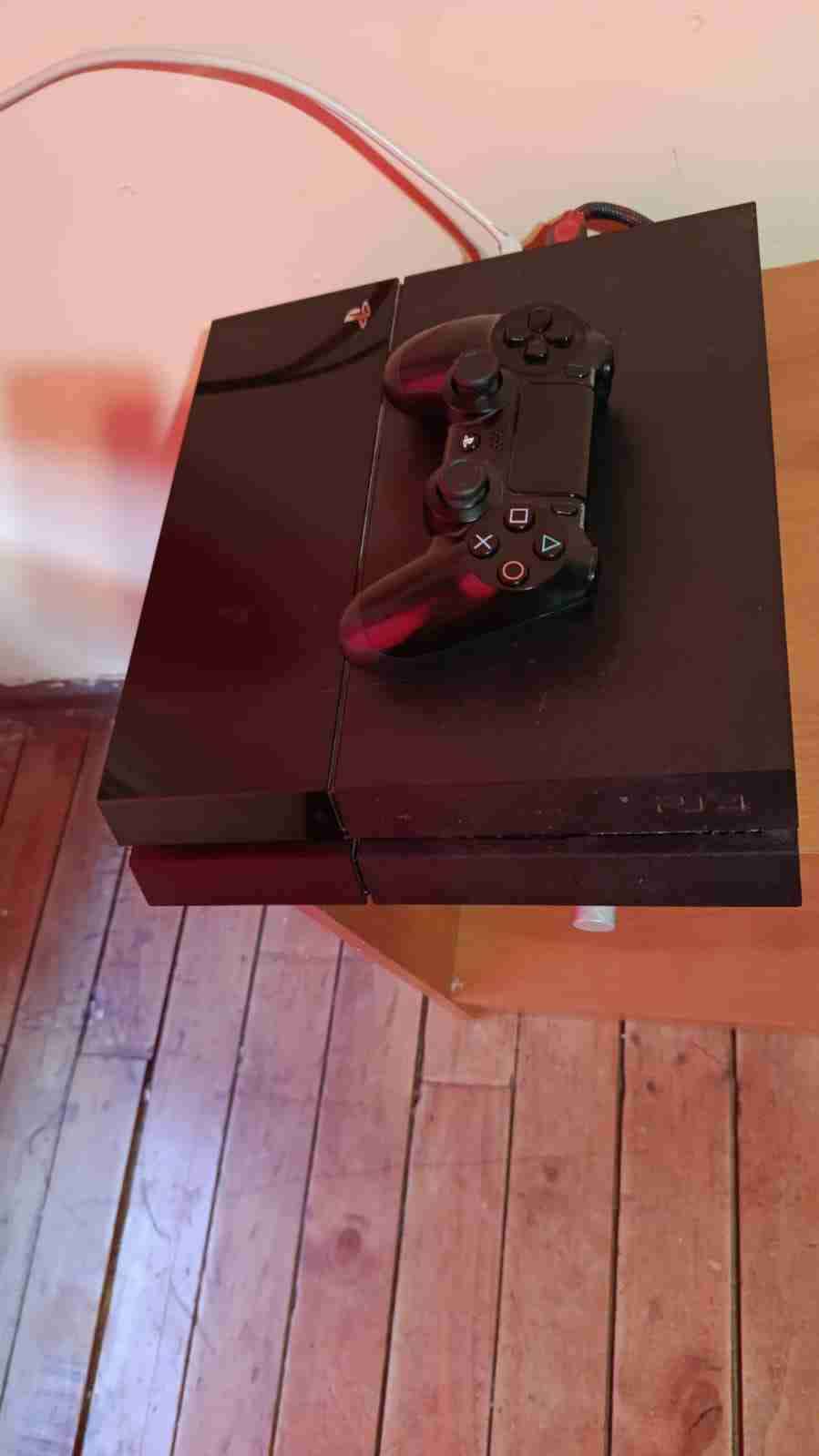 PS4 con dos controladores y juego - miniatura 3