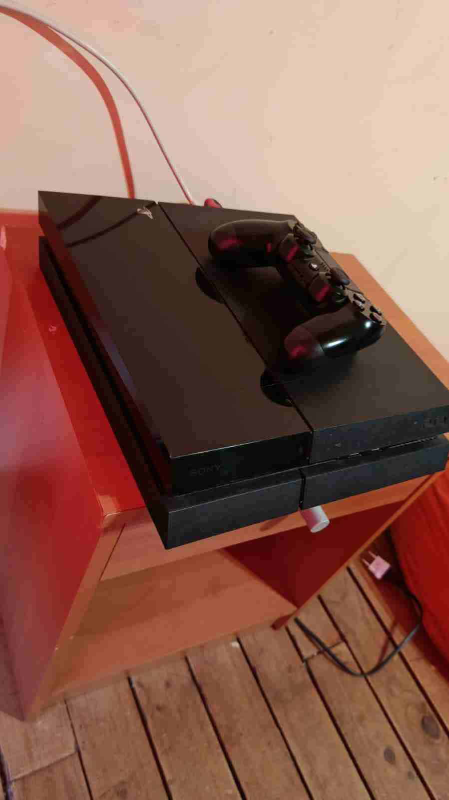 PS4 con dos controladores y juego - miniatura 4