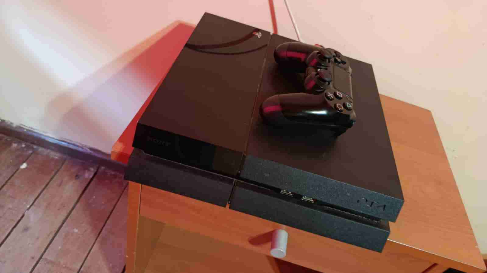 PS4 con dos controladores y juego - miniatura 5