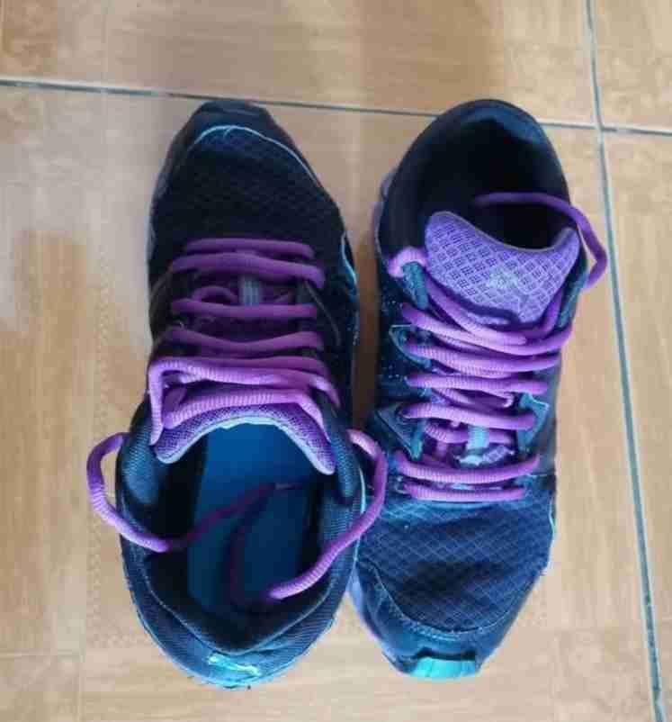 Zapatillas deportivas negras y moradas - 1