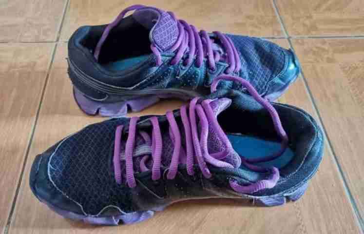 Zapatillas deportivas negras y moradas - 2