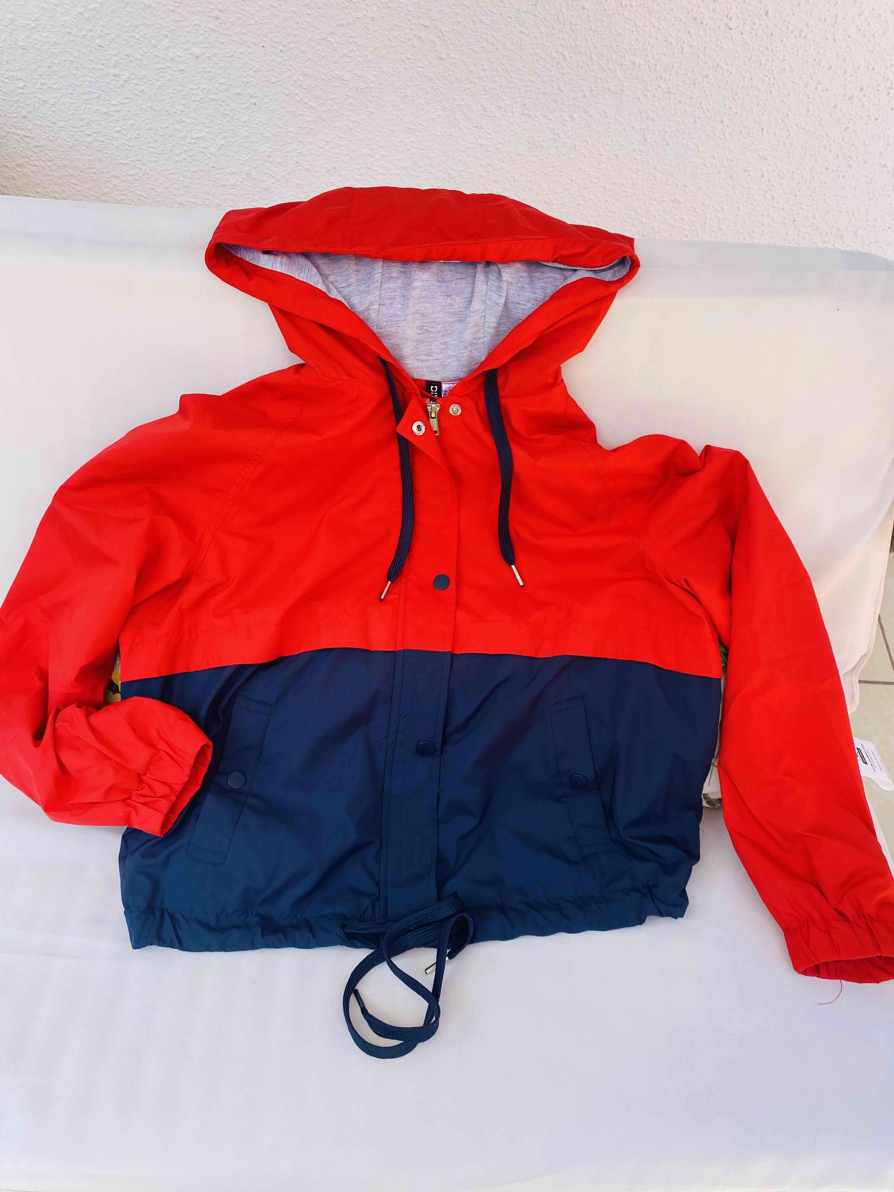 Chaqueta cortaviento roja y azul - miniatura 1