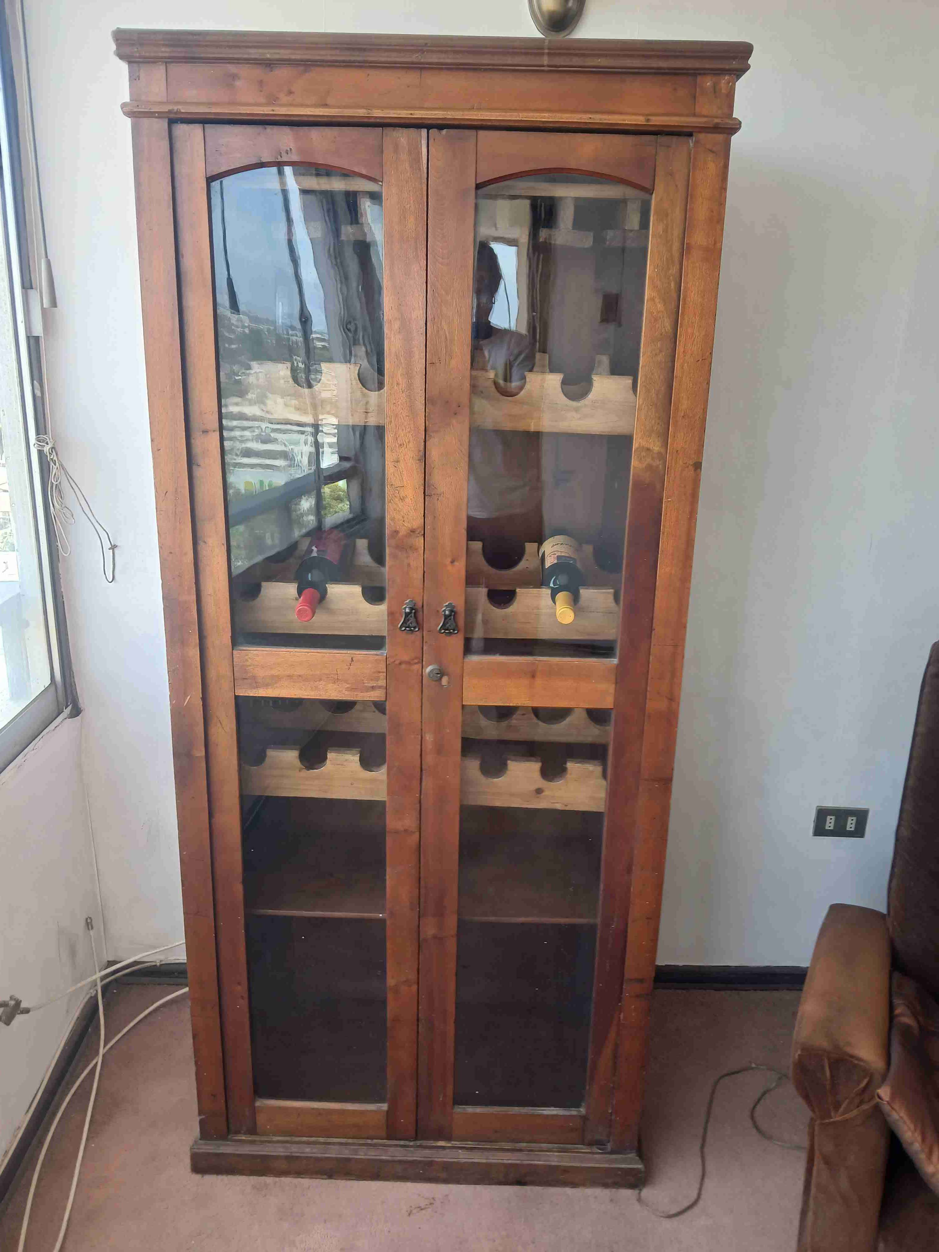 Vitrina de madera con botellero - miniatura 1