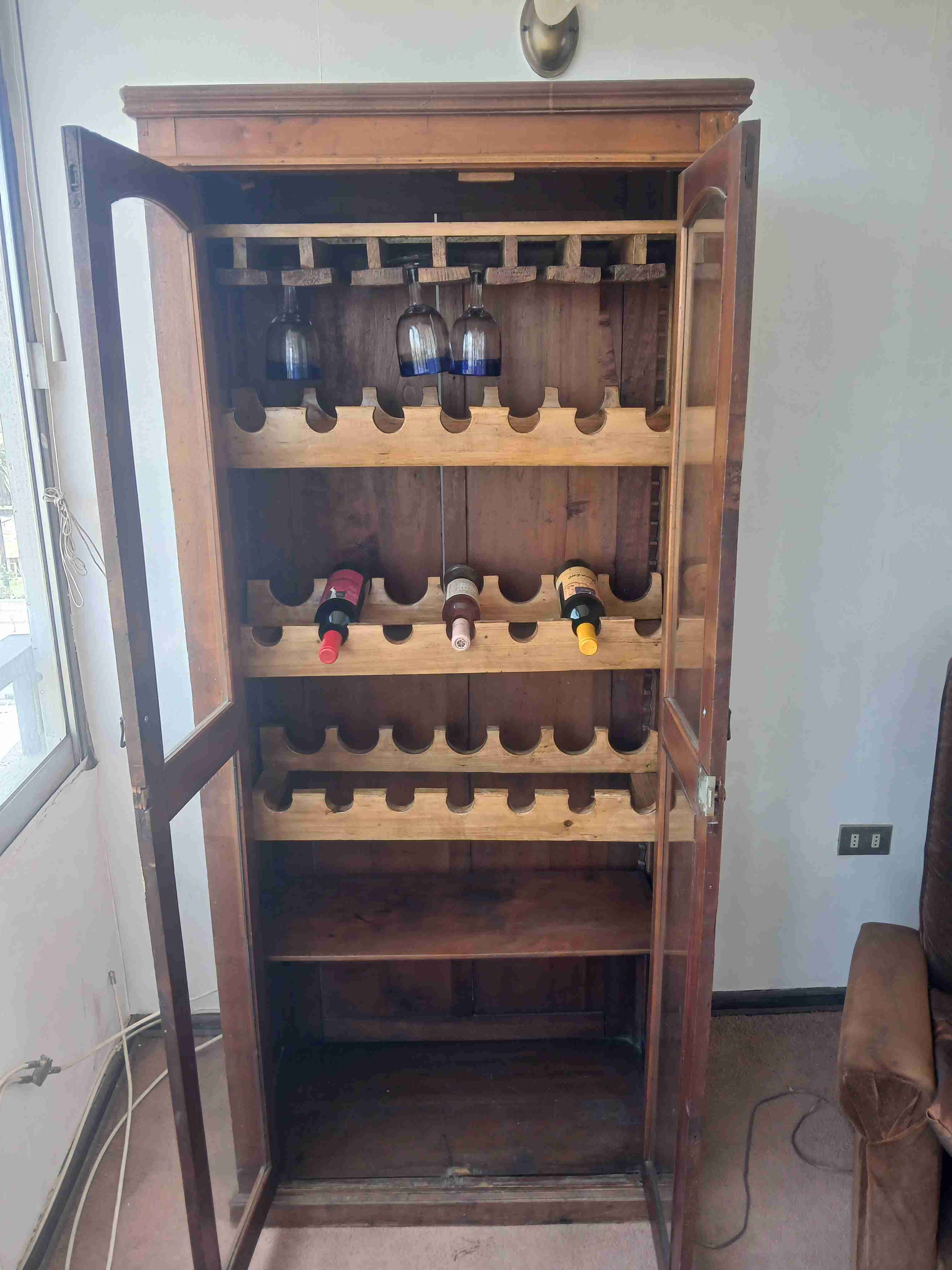 Vitrina de madera con botellero - miniatura 2