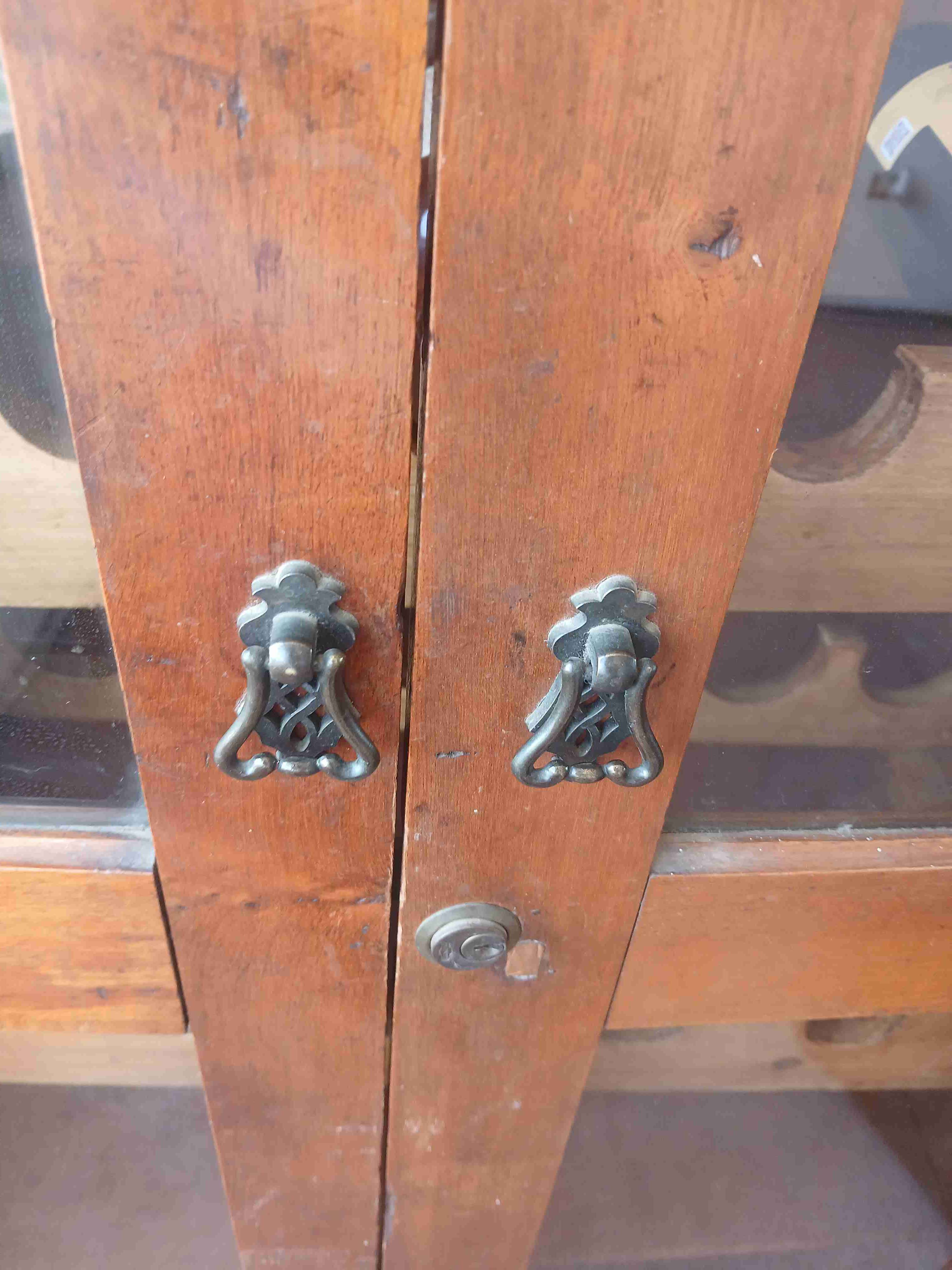 Vitrina de madera con botellero - miniatura 3