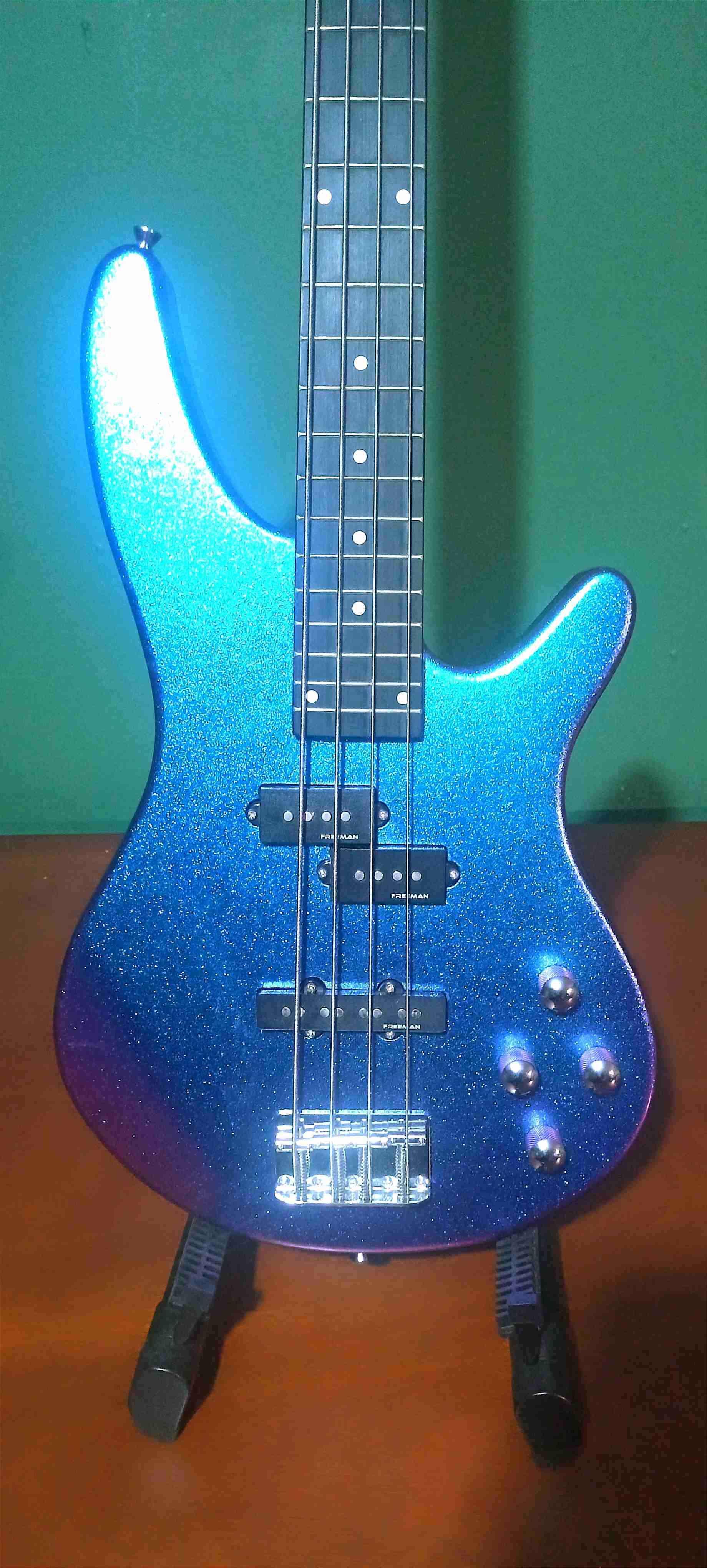 Bajo eléctrico azul brillante - 1