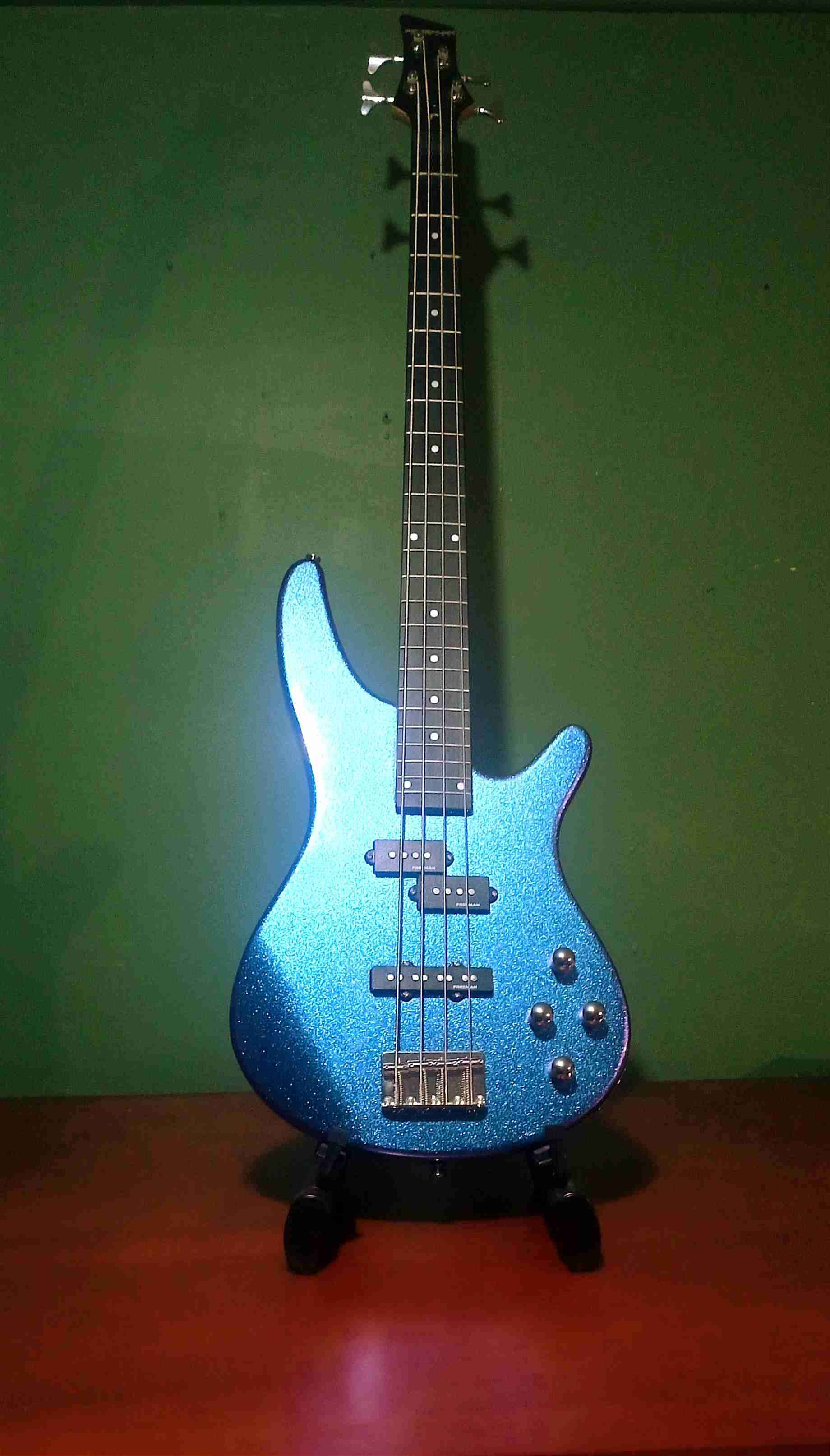 Bajo eléctrico azul brillante - 2
