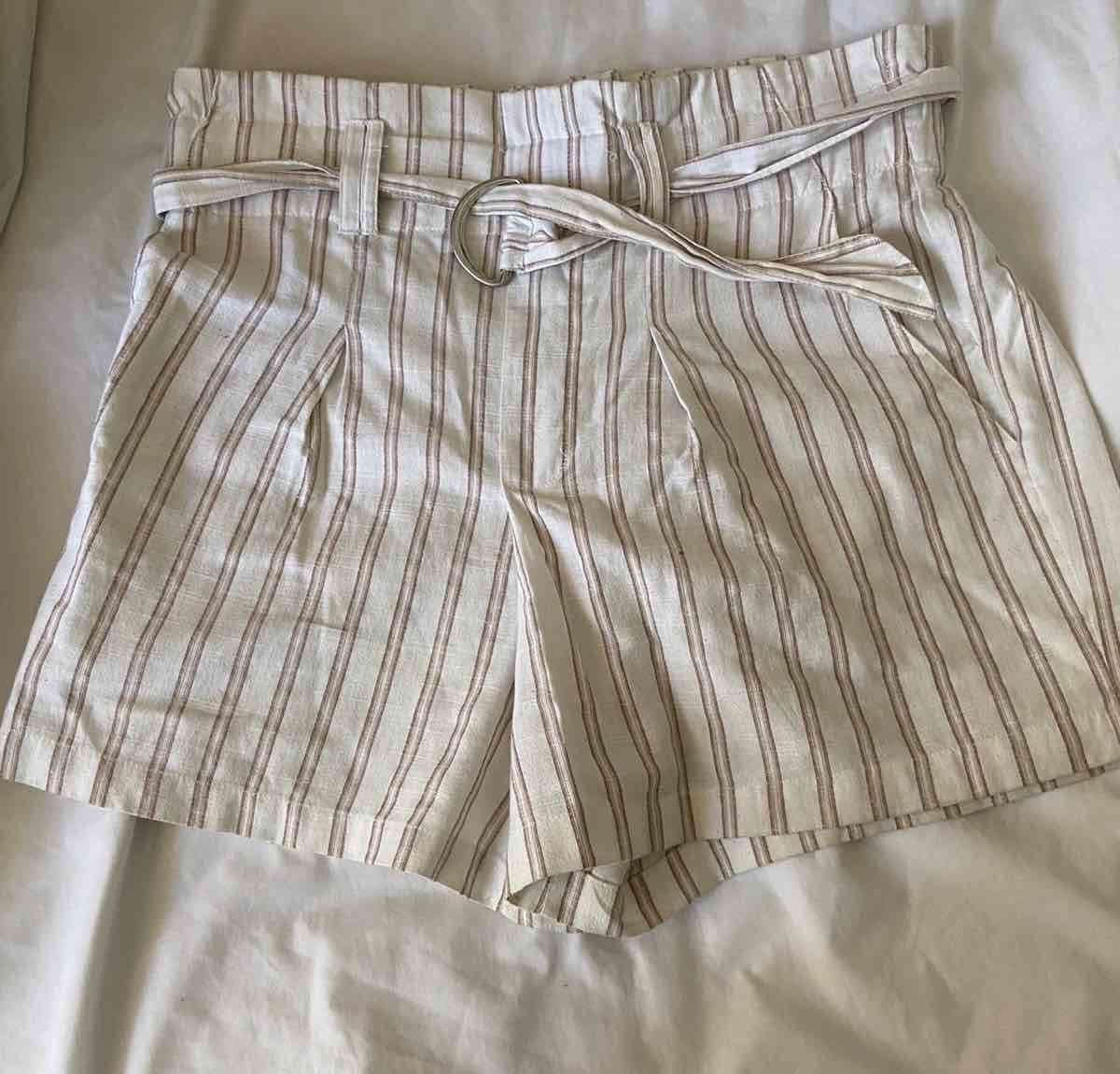 Shorts a rayas beige