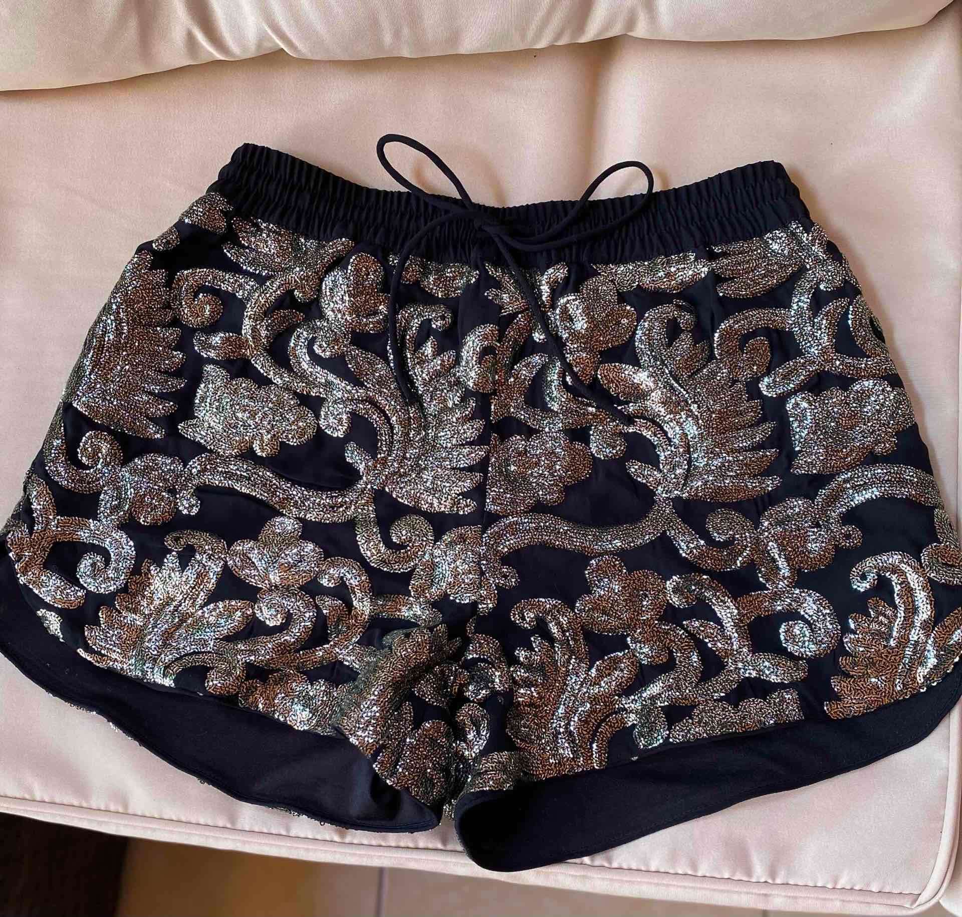 Shorts negros con diseño brillante - 1