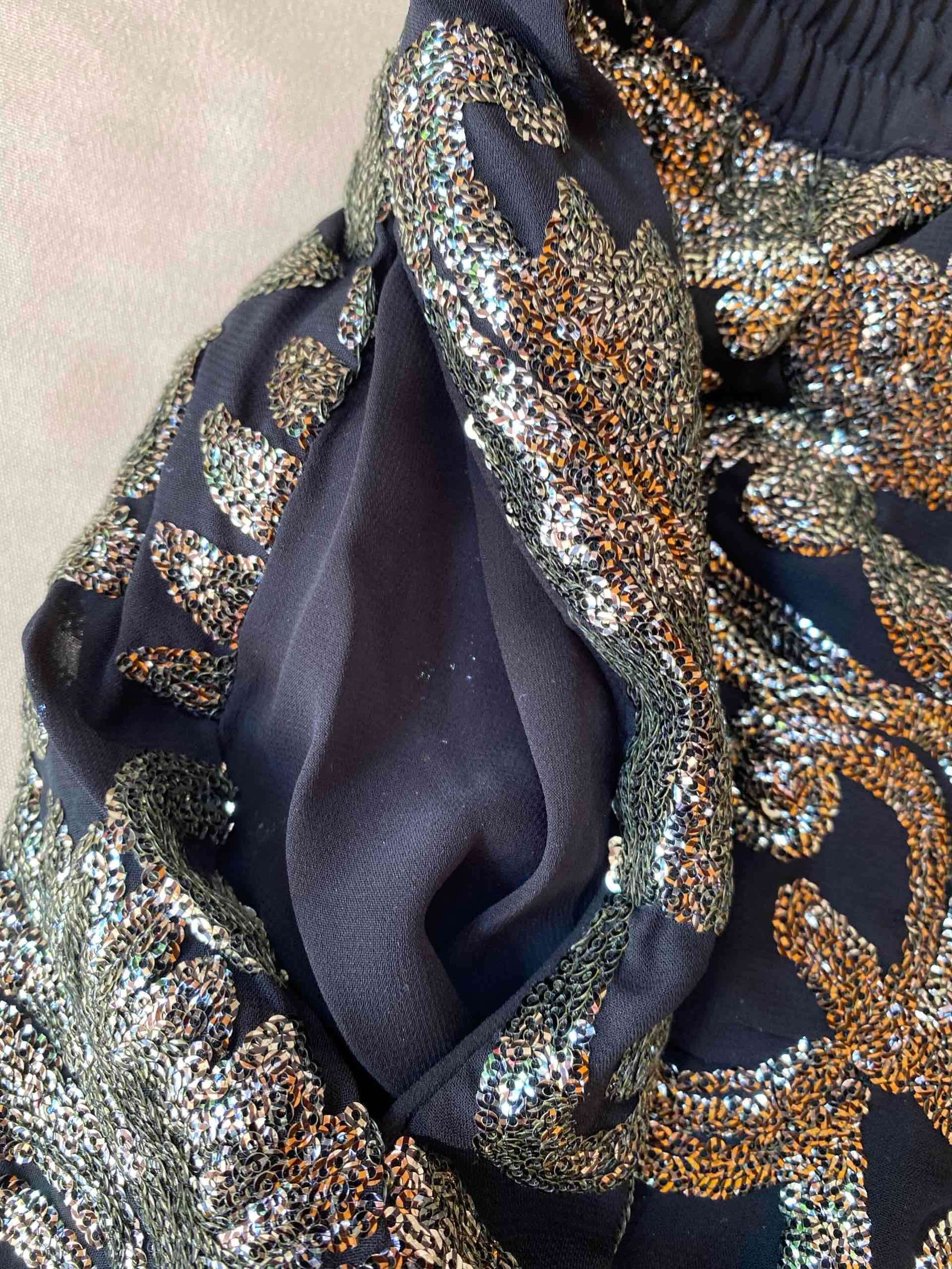 Shorts negros con diseño brillante - 2