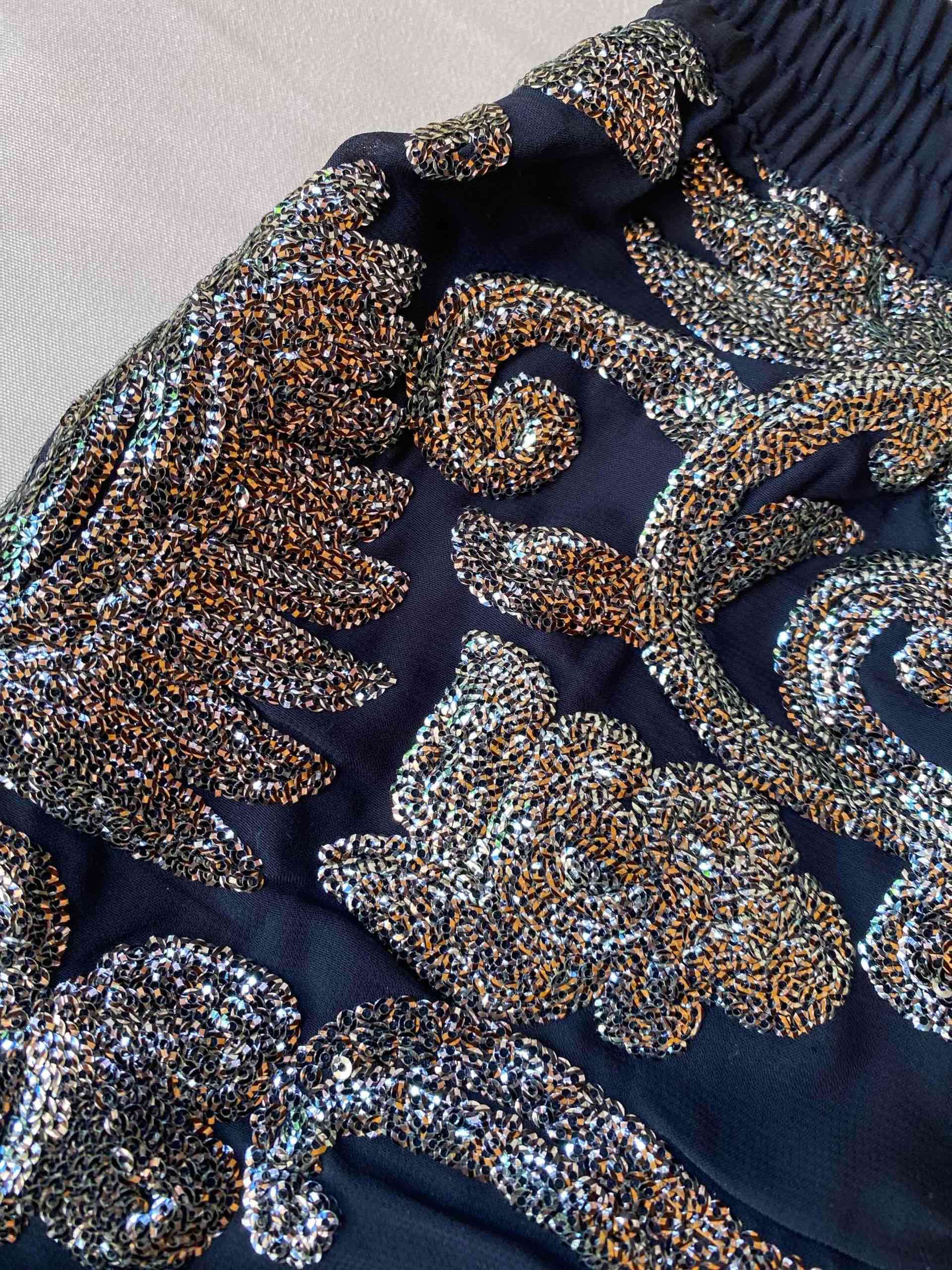 Shorts negros con diseño brillante - 3