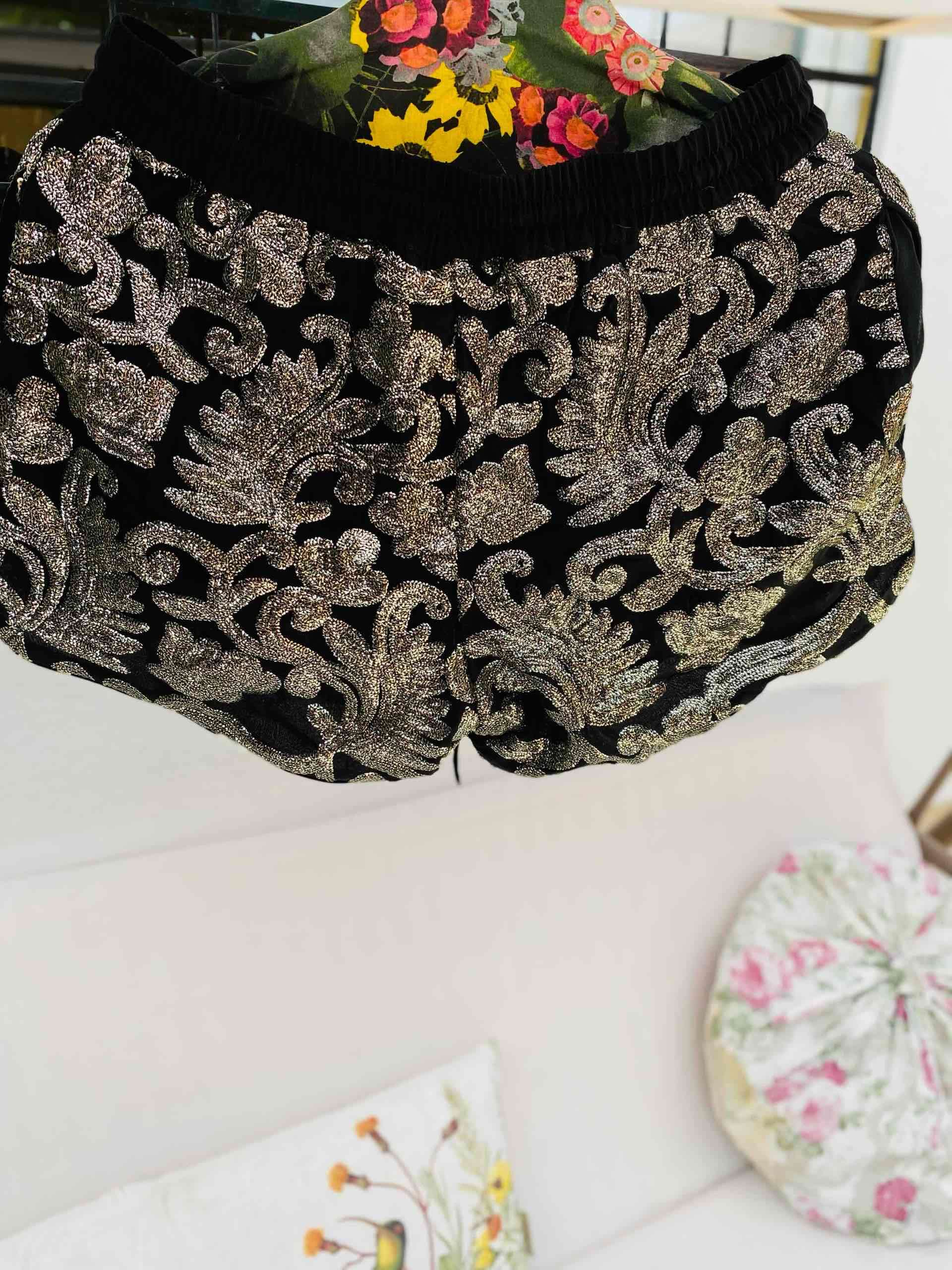 Shorts negros con diseño brillante - 4