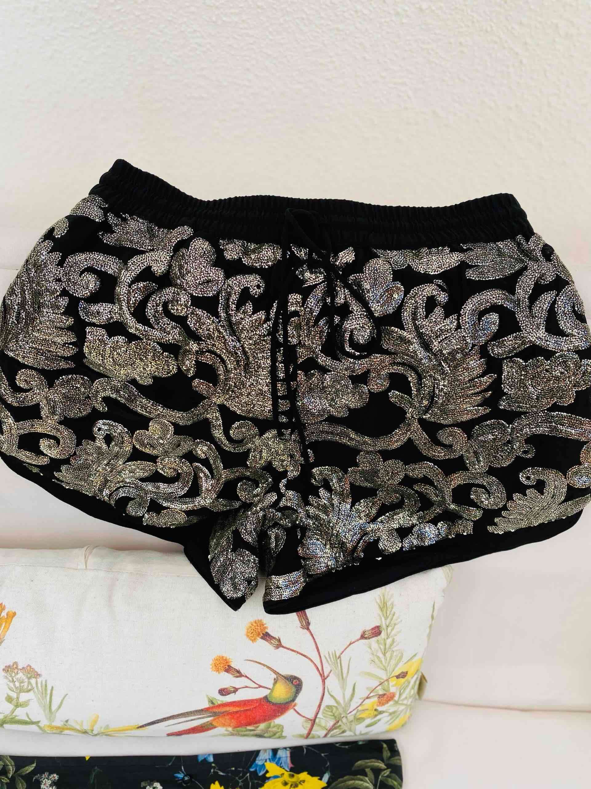 Shorts negros con diseño brillante - 5