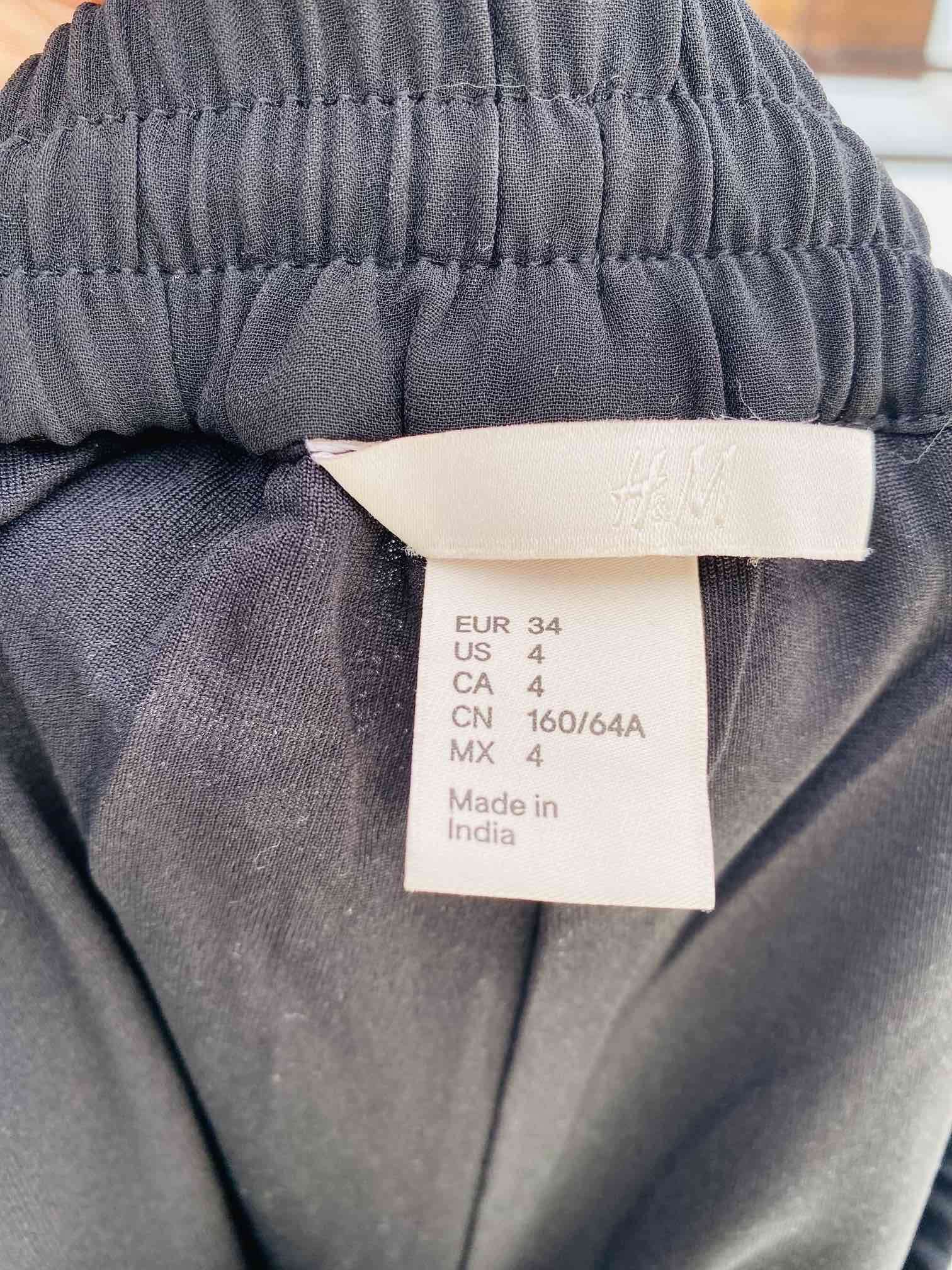 Shorts negros con diseño brillante - 6