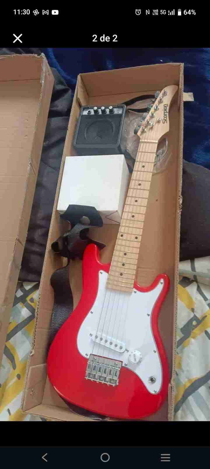 Guitarra eléctrica roja con amplificador - miniatura 1