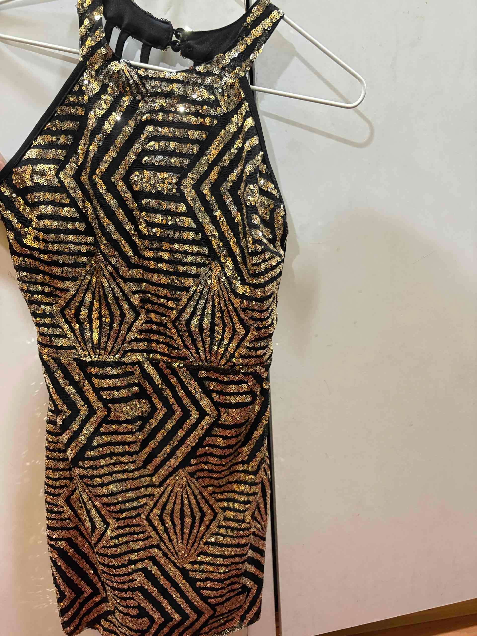 Vestido corto de lentejuelas - miniatura 1