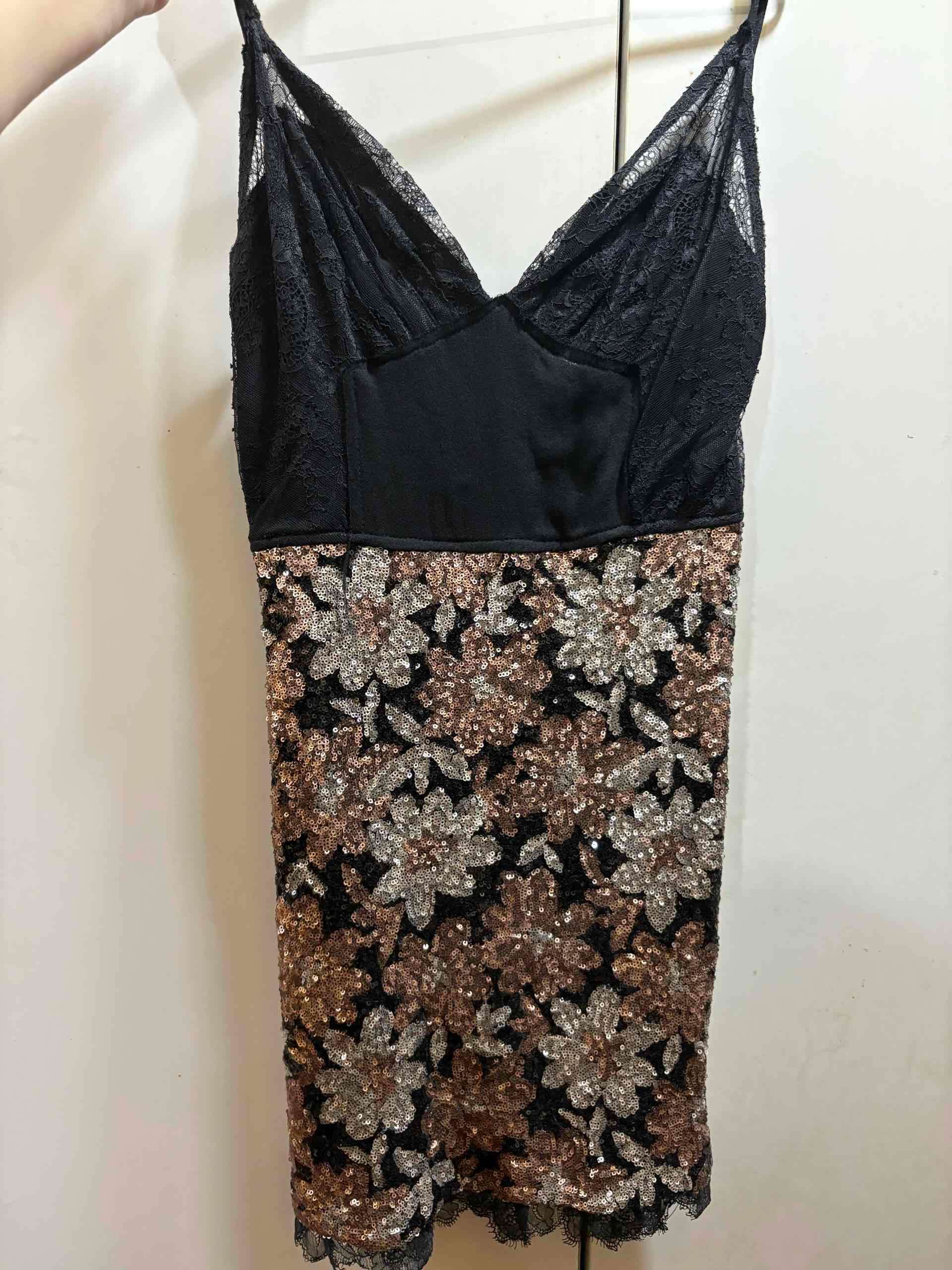 Vestido corto de lentejuelas - miniatura 2