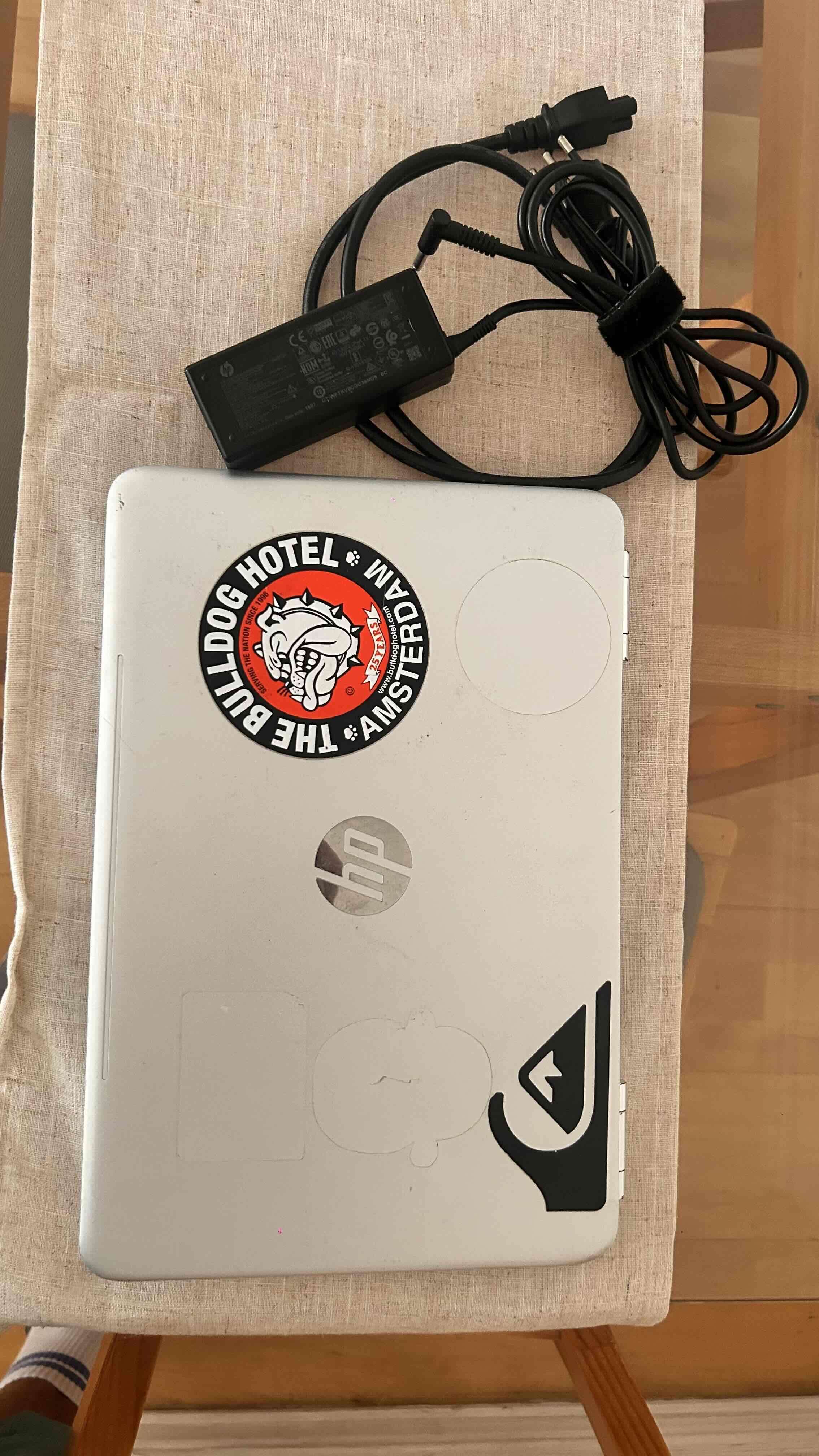 Notebook HP con cargador - 1